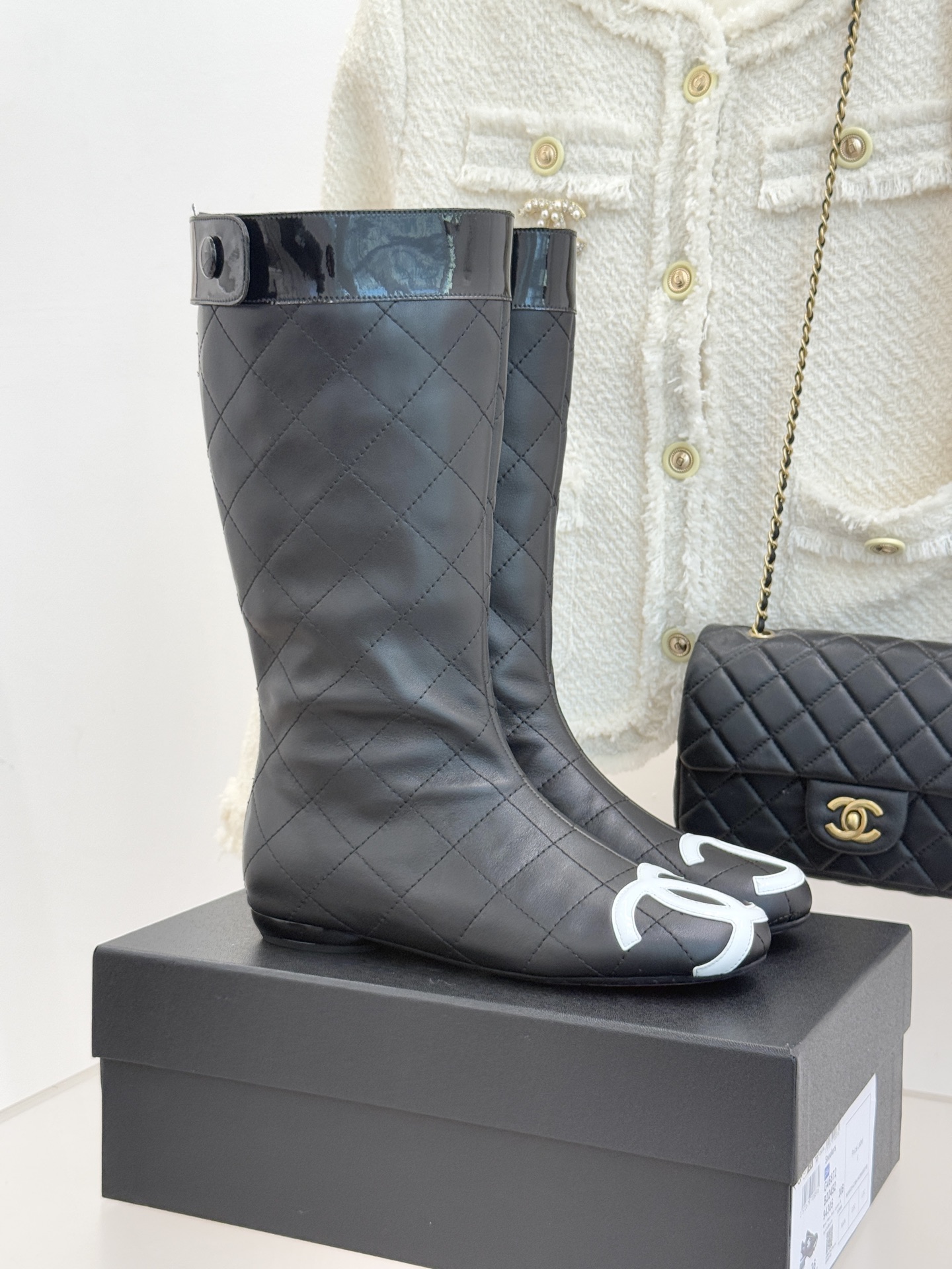 NO:560081,CHANE*｜Xiaoxiang's classic large pair of C diamond mid-calf boots. This pair of Lizhen shoes is simply a shining pearl in the long history of fashion. Its design is highly recognizable. The large double CT strap is the finishing touch, showing the classics and nobility. The smooth lines extend from the toe to the body of the shoe, outlining an elegant silhouette. People will be immersed in its charm at a glance. Wearing them makes you feel as if you have stepped into the retro era of glamour.  Whether paired with a retro polka-dot skirt or simple jeans, you can easily achieve a sense of fashion and easily become the focus of the crowd. Whether you are strolling on the streets in spring or attending a romantic dinner, it can be perfectly adapted and exudes a unique elegance. The fabric is made of original custom lambskin, the inner feet are all silk sheepskin, and the original molded custom anti-slip outsole   size35-39 (40/41 customized), boots, chanel, boots, skirts, jeans, sheepskin19860909CHANE*｜小香经典大双C菱格中古中筒靴 这双丽珍鞋 简直是时尚长河里的璀璨明珠 它的设计极具辨识度 大双CT字带是点睛之笔 彰显着的经典与高贵 流畅的线条从鞋头延伸至鞋身 勾勒出优雅的轮廓 让人一眼就沉沦在它的魅力之中. 穿上它 仿佛踏入了那个纸醉金迷的复古时代 无论是搭配复古的波点裙,还是简约的牛仔裤 都能轻松拿捏时尚感 轻松成为人群焦点. 无论是漫步在春日街头,还是出席浪漫晚宴 它都能完美适配 散发独一无二的优雅气质 . 面料采用原版定制小羊皮 内里垫脚均为丝绸羊皮 原版开模定制防滑大底 size35-39（40/41定制）,靴子,chanel,boots,skirts,jeans,sheepskin,Women's Shoes