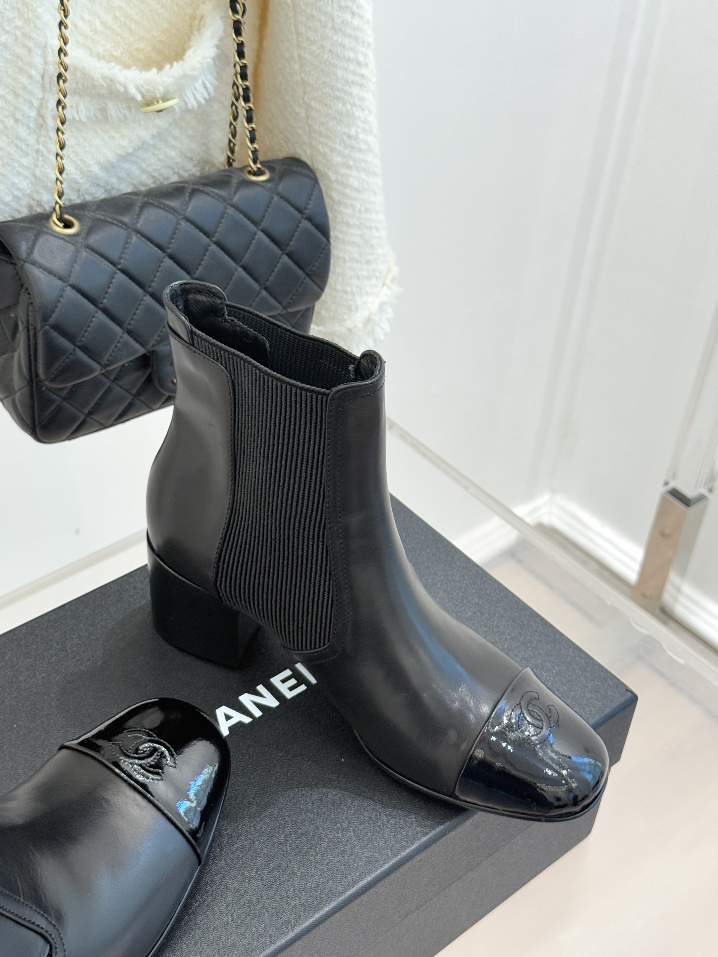 CHANE*｜小香经典拼色双C珍珠拼色粗跟切尔西短靴当切尔西靴的利落廓形邂逅小香经典符号这双短靴以细节巧