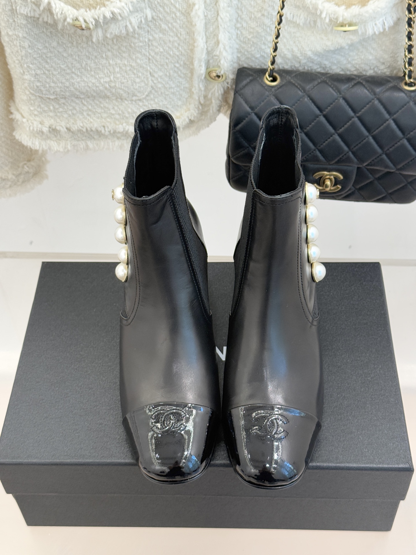 CHANE*｜小香经典拼色双C珍珠拼色粗跟切尔西短靴当切尔西靴的利落廓形邂逅小香经典符号这双短靴以细节巧