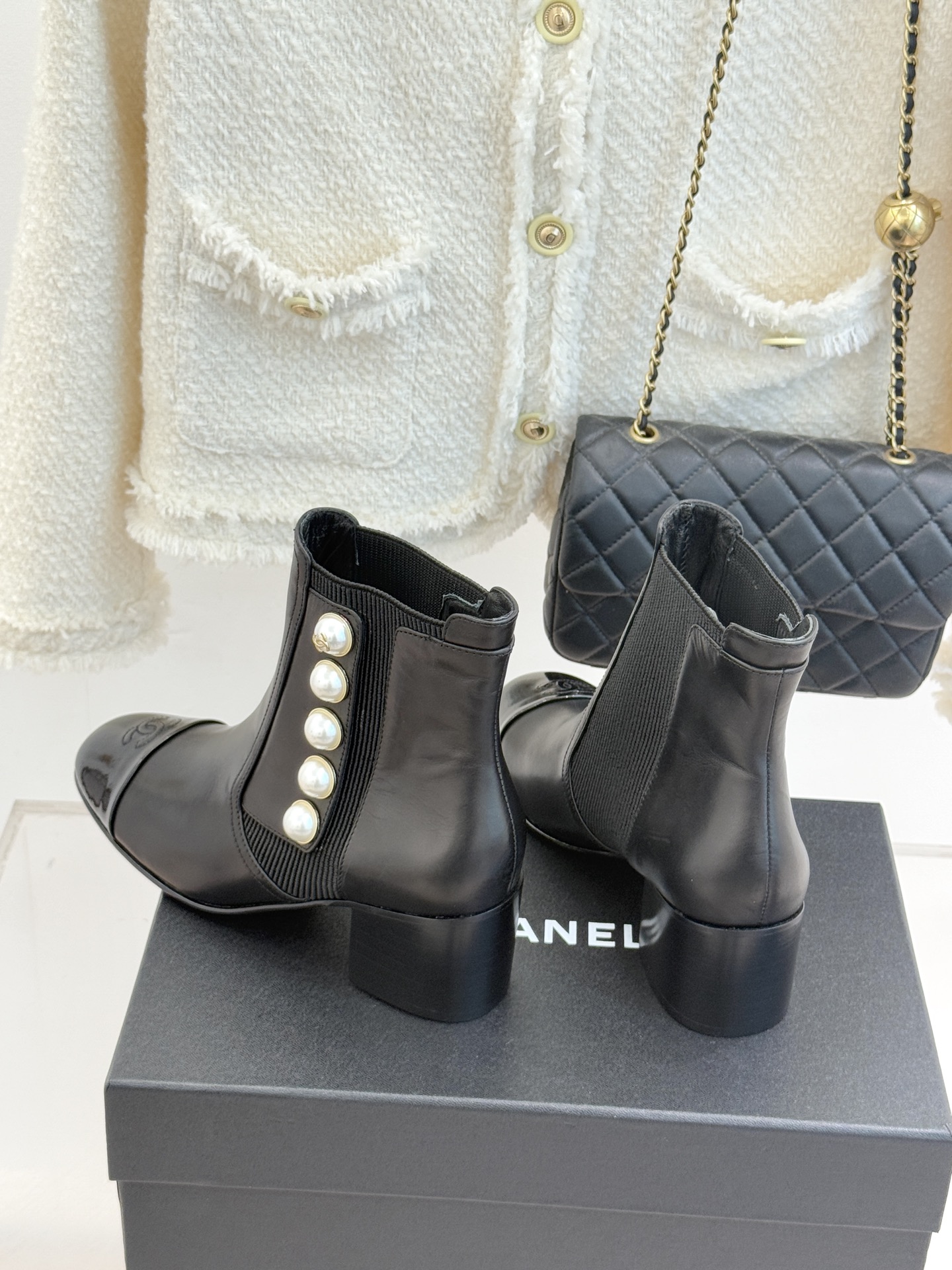 CHANE*｜小香经典拼色双C珍珠拼色粗跟切尔西短靴当切尔西靴的利落廓形邂逅小香经典符号这双短靴以细节巧