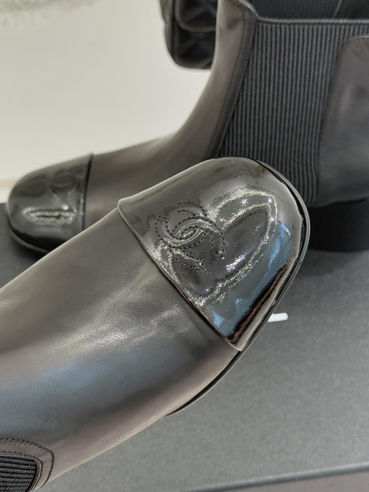 CHANE*｜小香经典拼色双C珍珠拼色粗跟切尔西短靴当切尔西靴的利落廓形邂逅小香经典符号这双短靴以细节巧