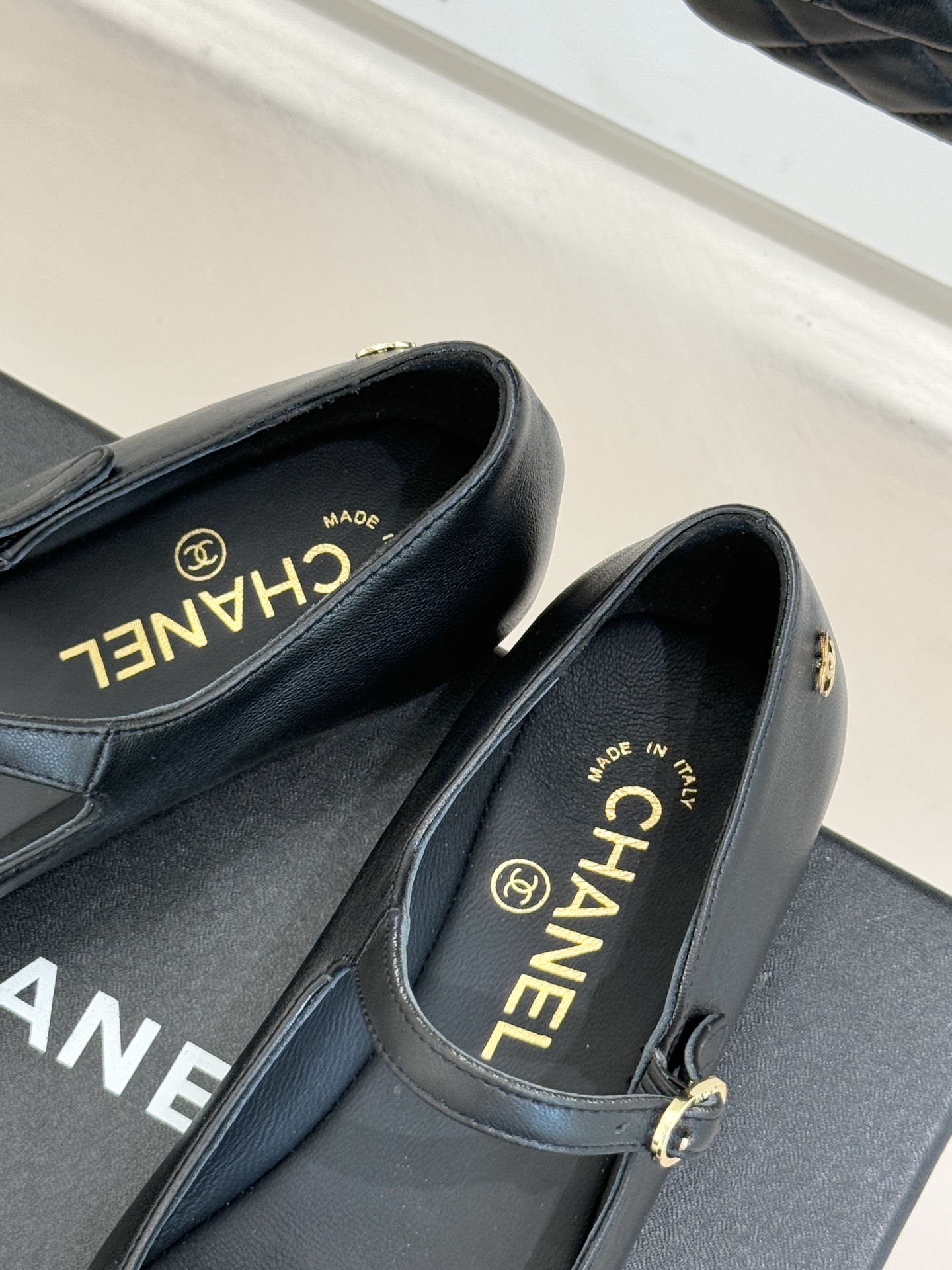 CHANE*｜小香25K拼色尖头平底玛丽珍鞋经典黑白拼色 将优雅与酷飒融合尖头设计线条利落 轻轻一穿拉长