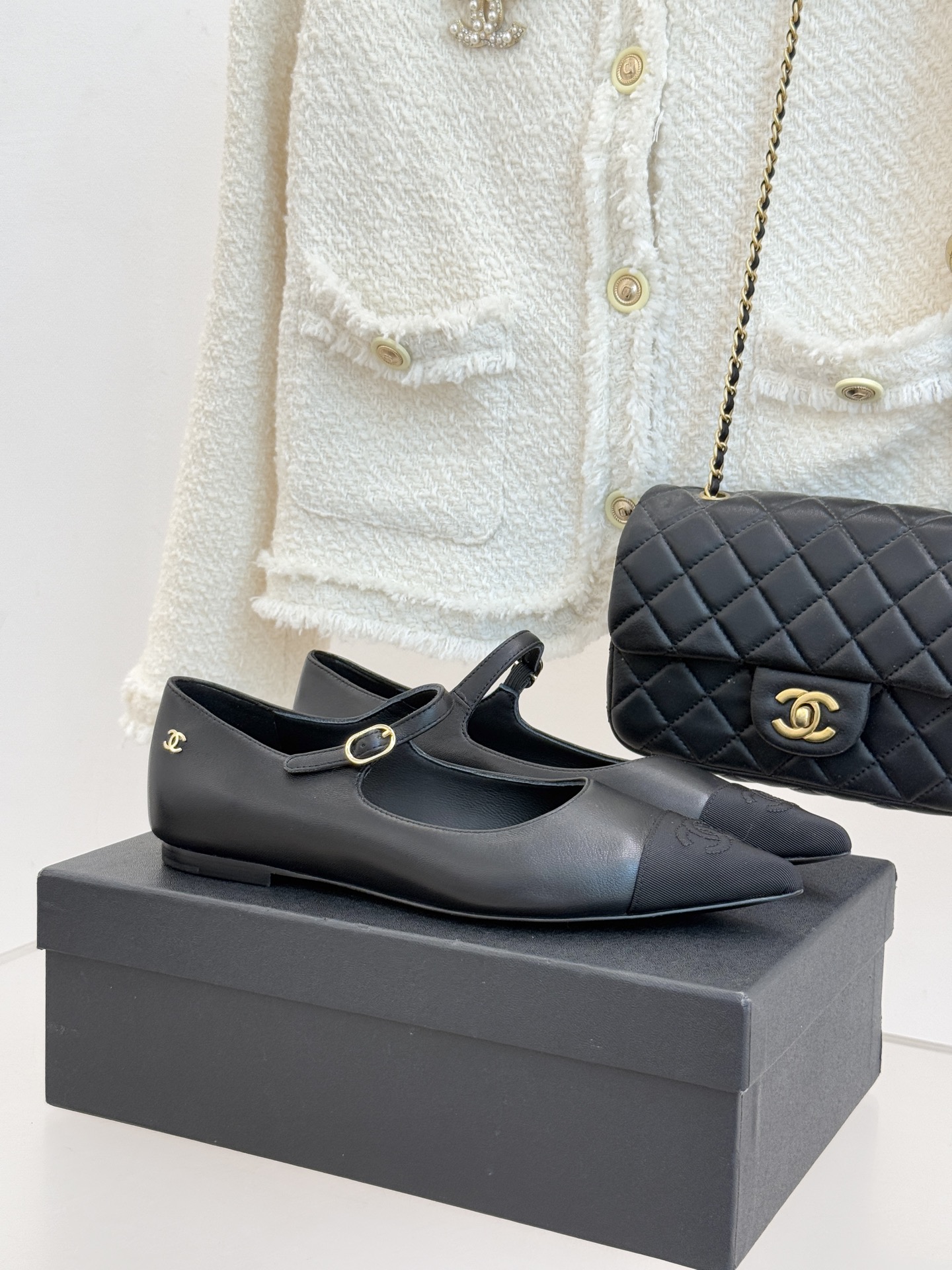 CHANE*｜小香25K拼色尖头平底玛丽珍鞋经典黑白拼色 将优雅与酷飒融合尖头设计线条利落 轻轻一穿拉长