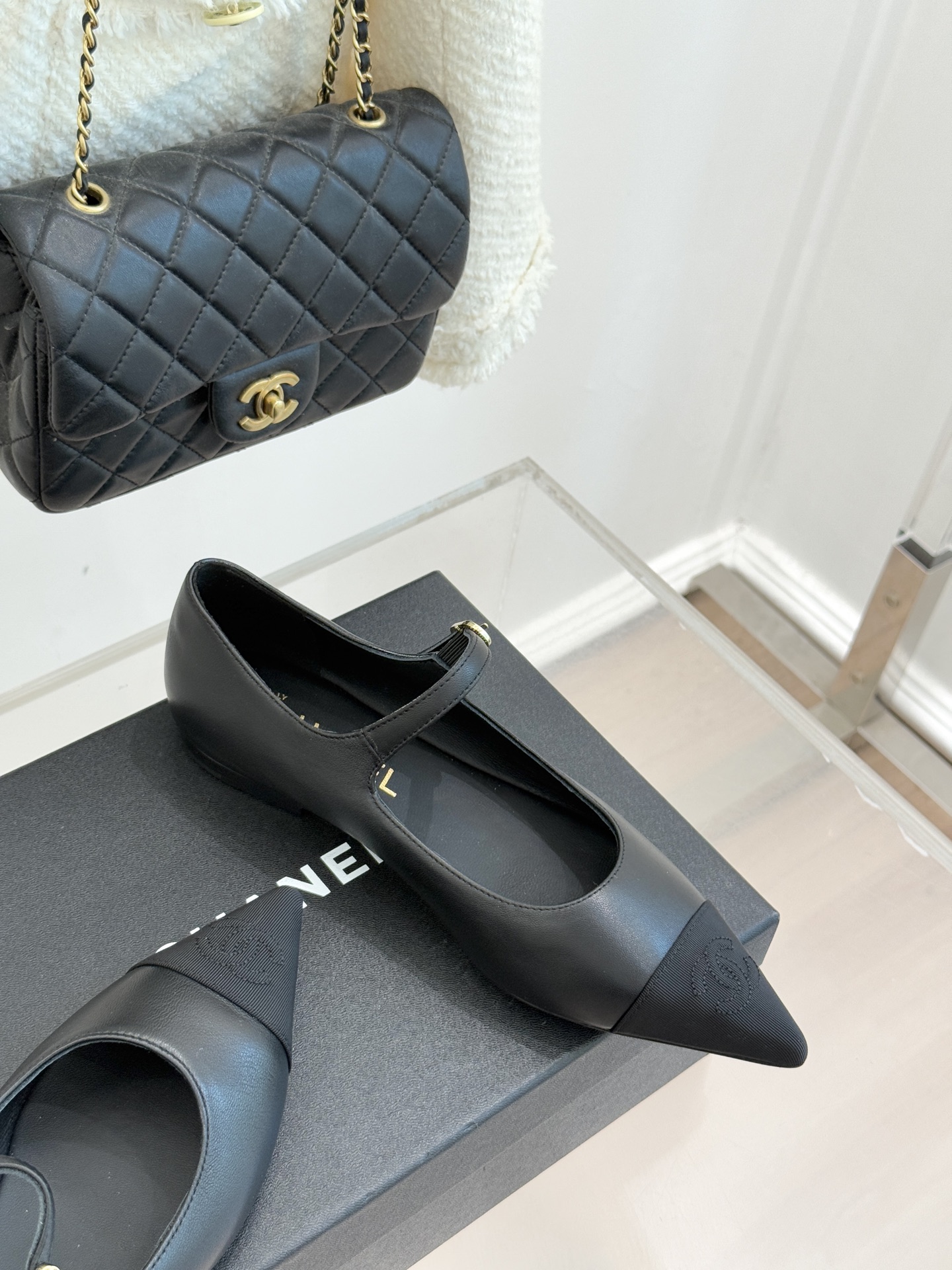 CHANE*｜小香25K拼色尖头平底玛丽珍鞋经典黑白拼色 将优雅与酷飒融合尖头设计线条利落 轻轻一穿拉长