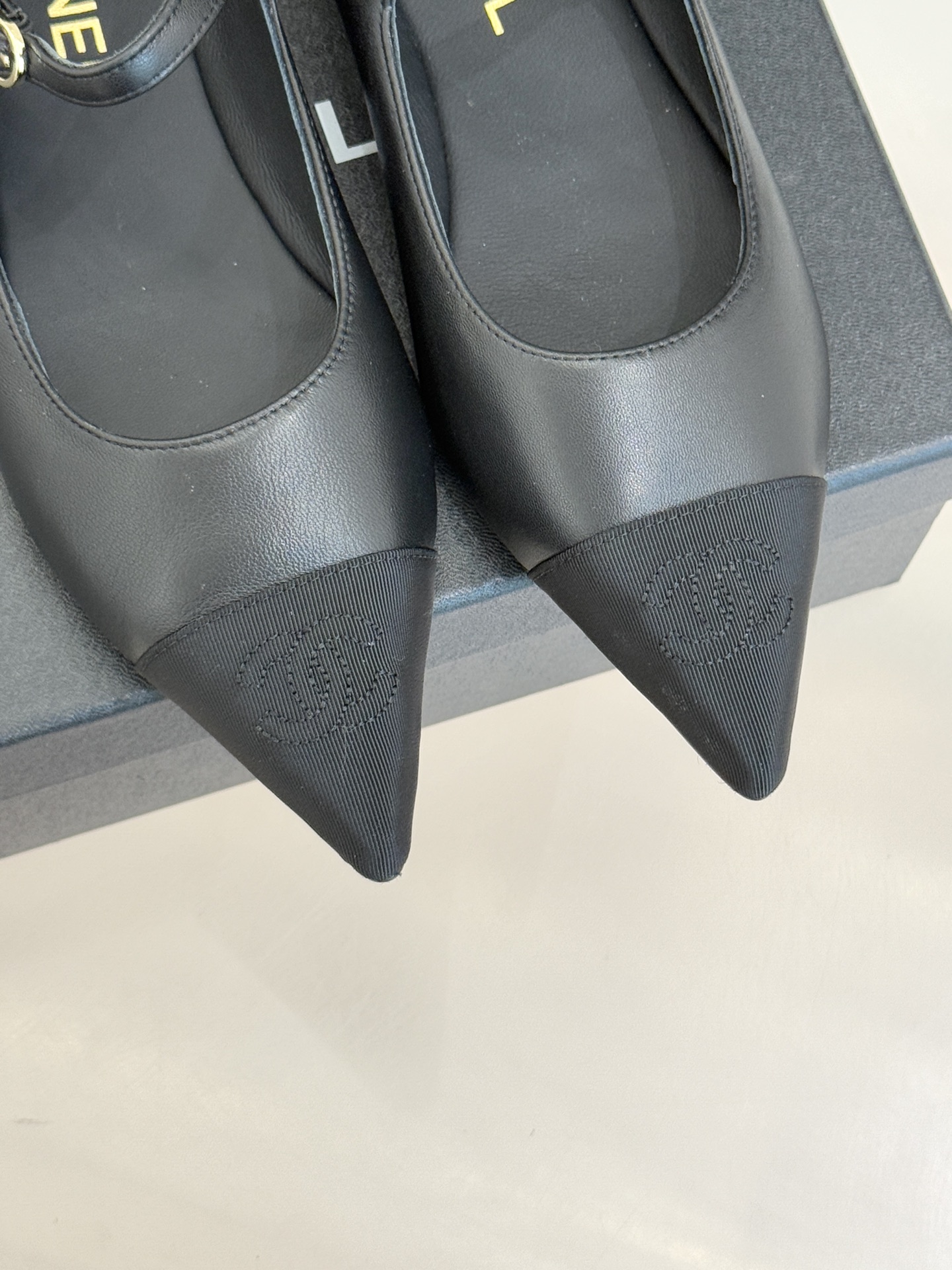 CHANE*｜小香25K拼色尖头平底玛丽珍鞋经典黑白拼色 将优雅与酷飒融合尖头设计线条利落 轻轻一穿拉长