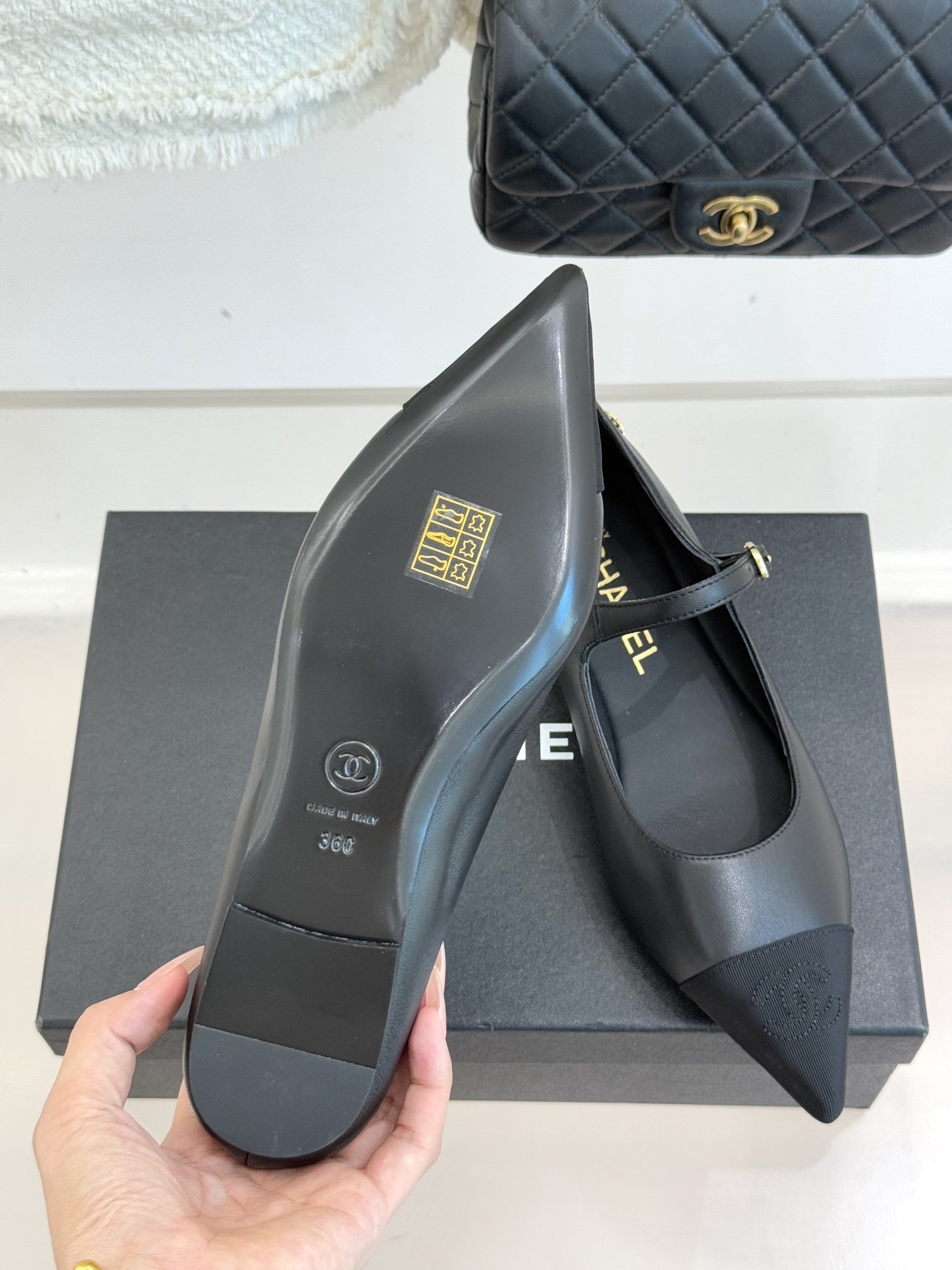 CHANE*｜小香25K拼色尖头平底玛丽珍鞋经典黑白拼色 将优雅与酷飒融合尖头设计线条利落 轻轻一穿拉长