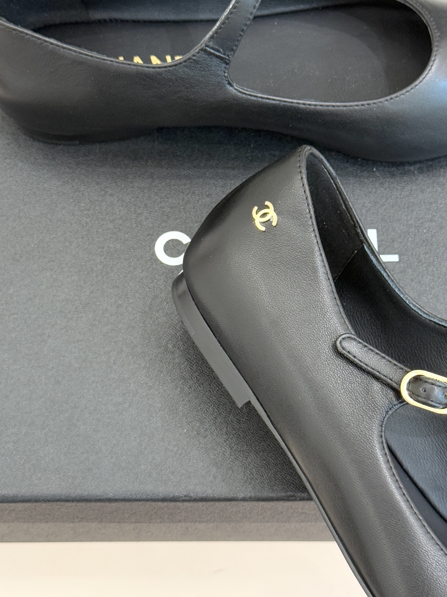 CHANE*｜小香25K拼色尖头平底玛丽珍鞋经典黑白拼色 将优雅与酷飒融合尖头设计线条利落 轻轻一穿拉长