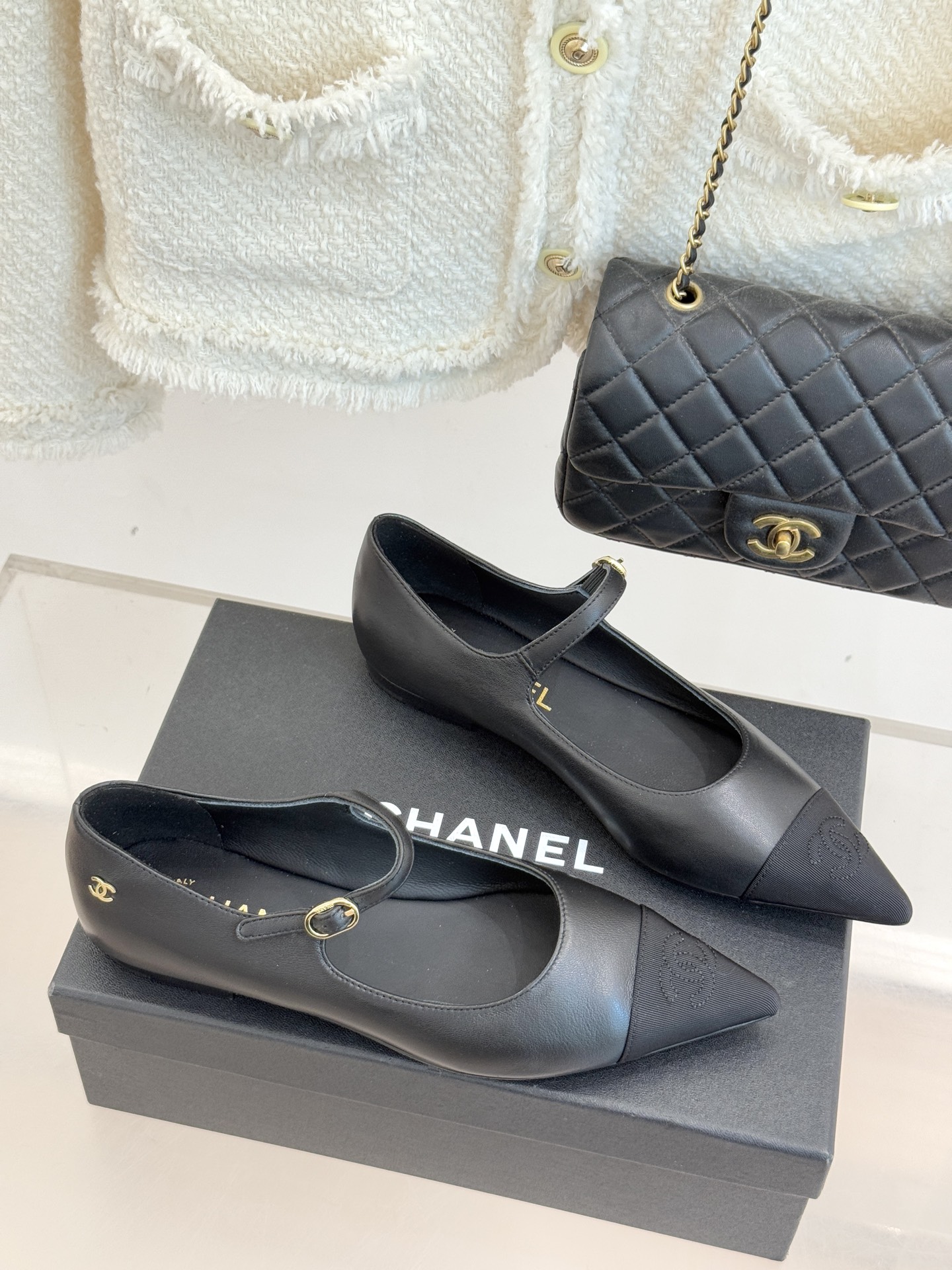 CHANE*｜小香25K拼色尖头平底玛丽珍鞋经典黑白拼色 将优雅与酷飒融合尖头设计线条利落 轻轻一穿拉长
