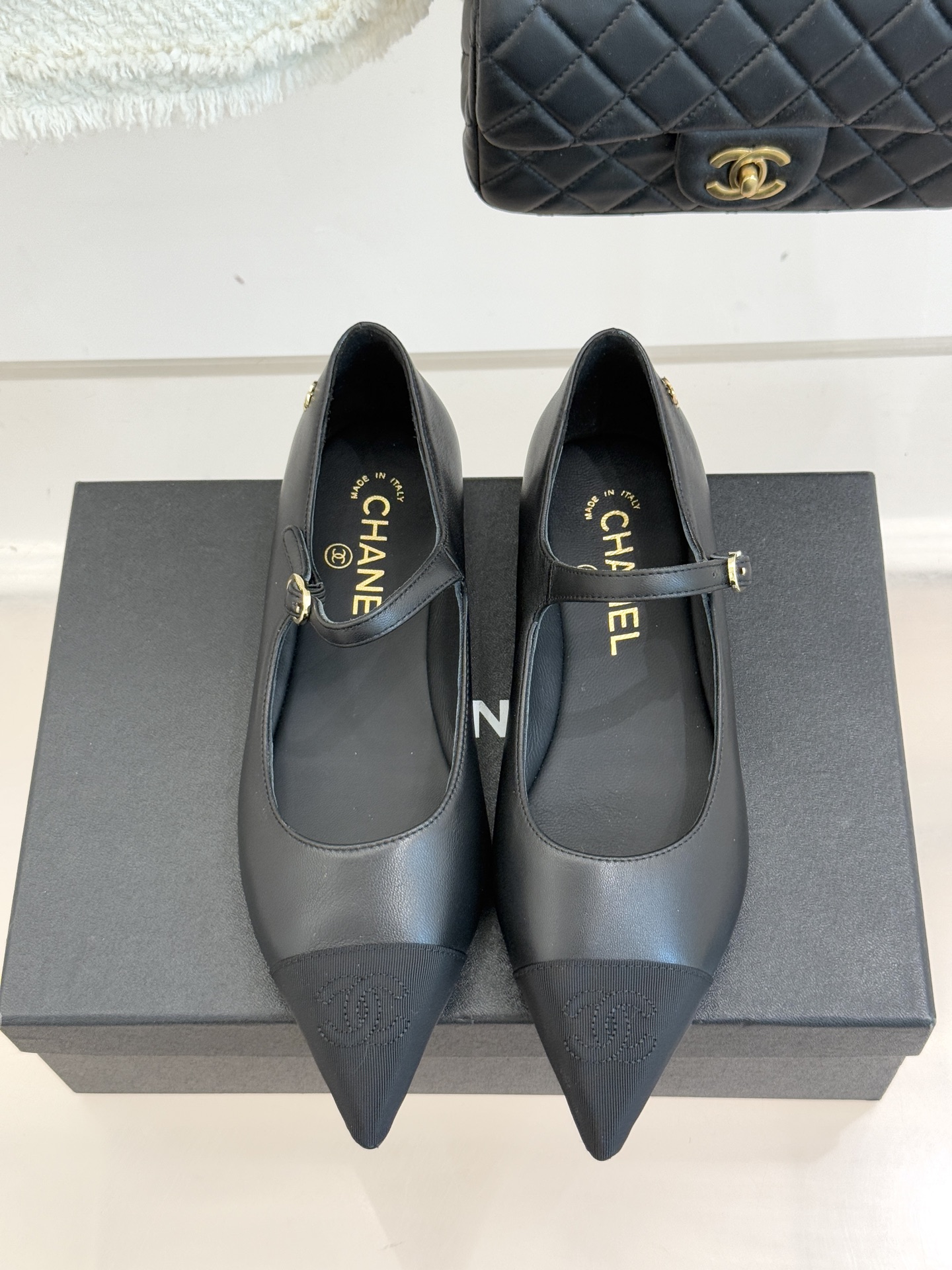 CHANE*｜小香25K拼色尖头平底玛丽珍鞋经典黑白拼色 将优雅与酷飒融合尖头设计线条利落 轻轻一穿拉长