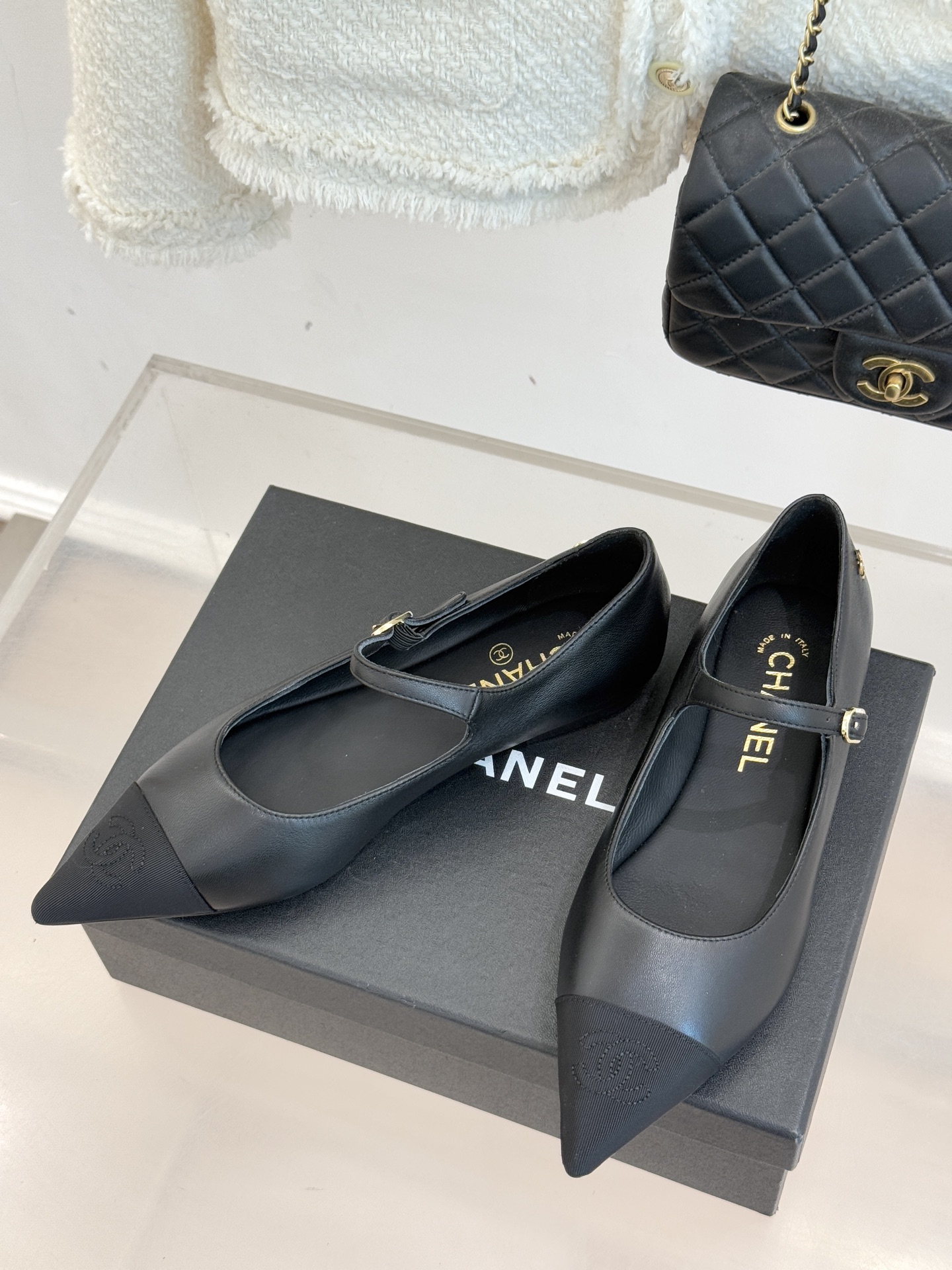 CHANE*｜小香25K拼色尖头平底玛丽珍鞋经典黑白拼色 将优雅与酷飒融合尖头设计线条利落 轻轻一穿拉长