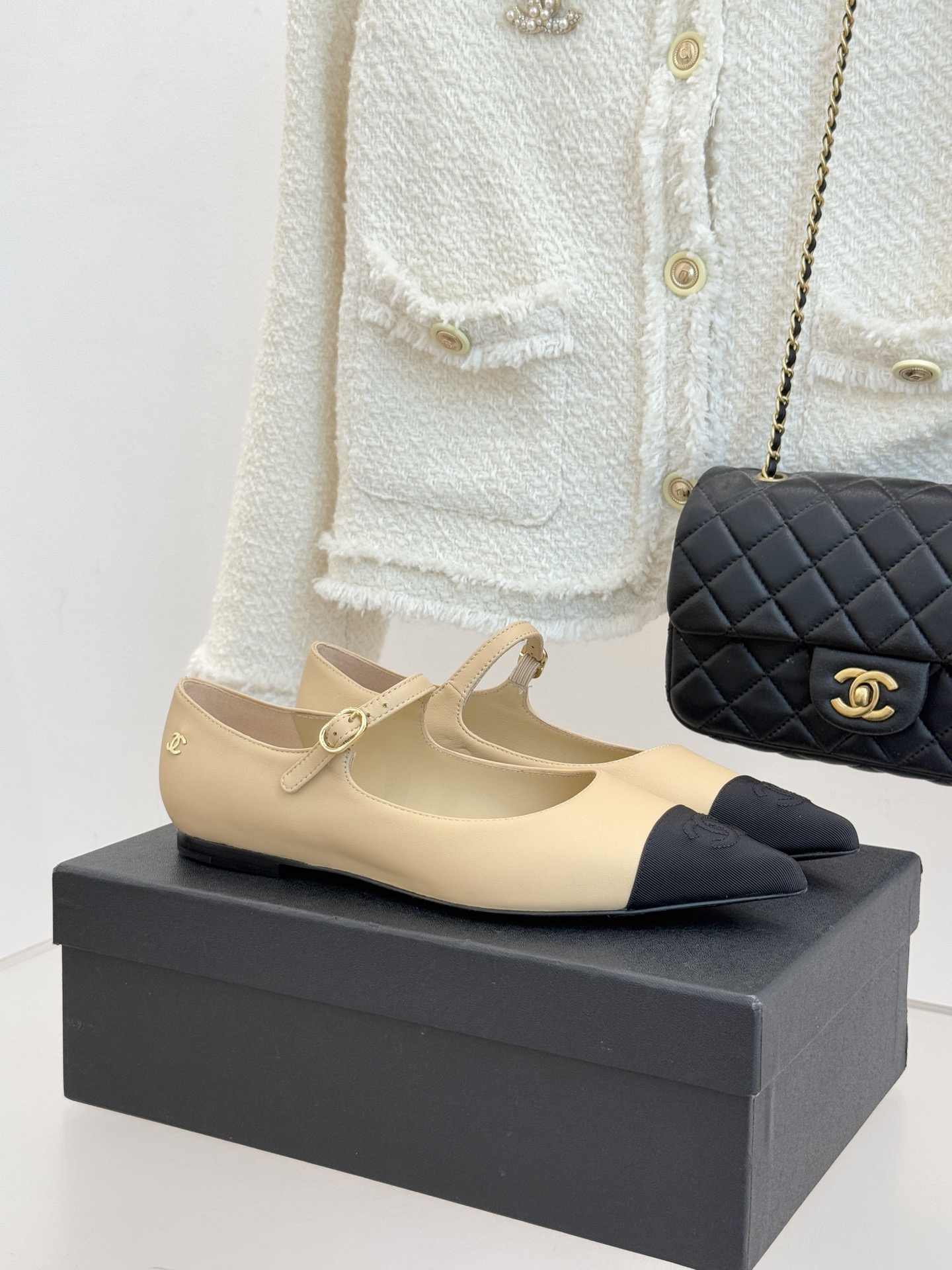 CHANE*｜小香25K拼色尖头平底玛丽珍鞋经典黑白拼色 将优雅与酷飒融合尖头设计线条利落 轻轻一穿拉长