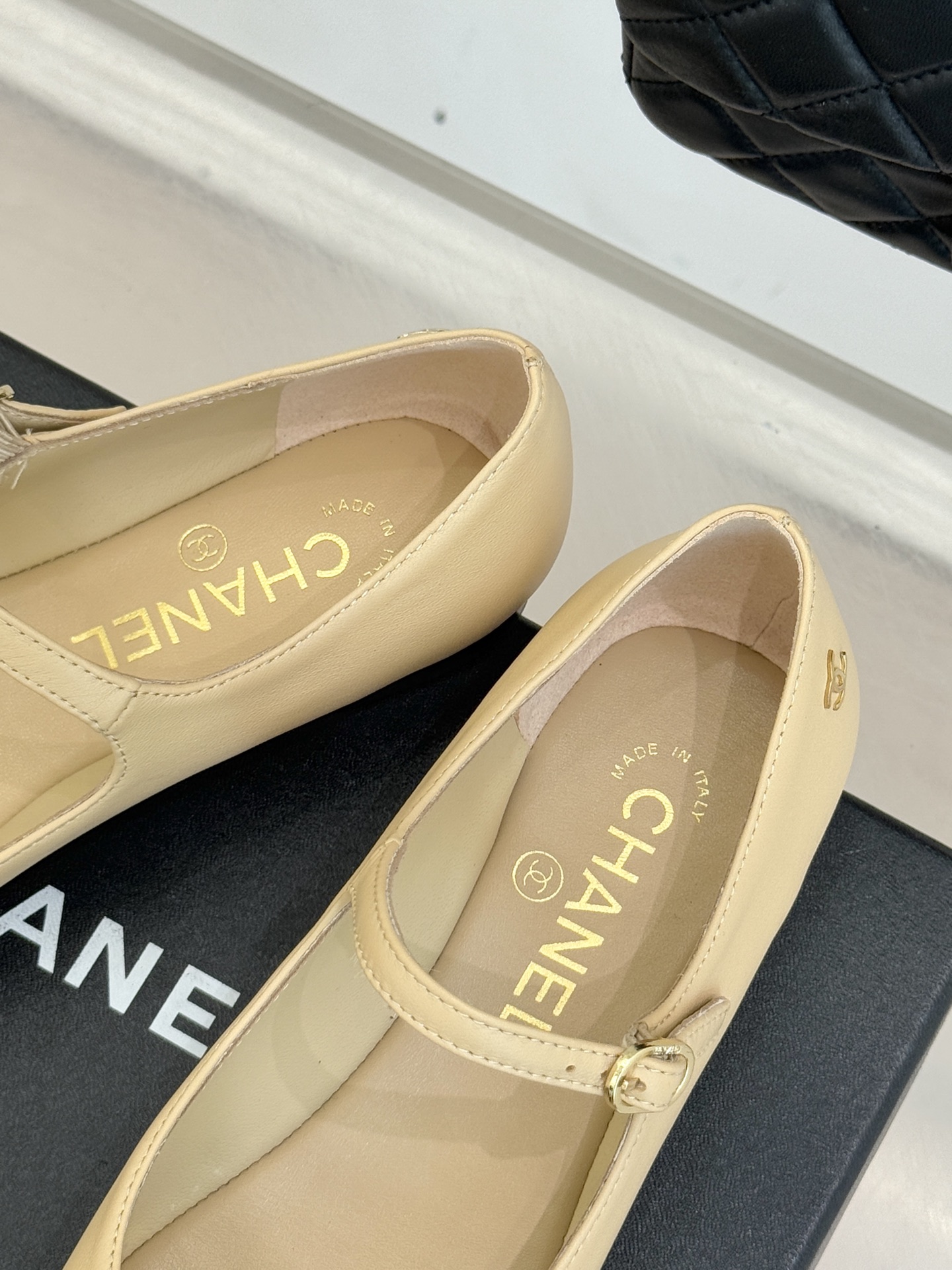 CHANE*｜小香25K拼色尖头平底玛丽珍鞋经典黑白拼色 将优雅与酷飒融合尖头设计线条利落 轻轻一穿拉长