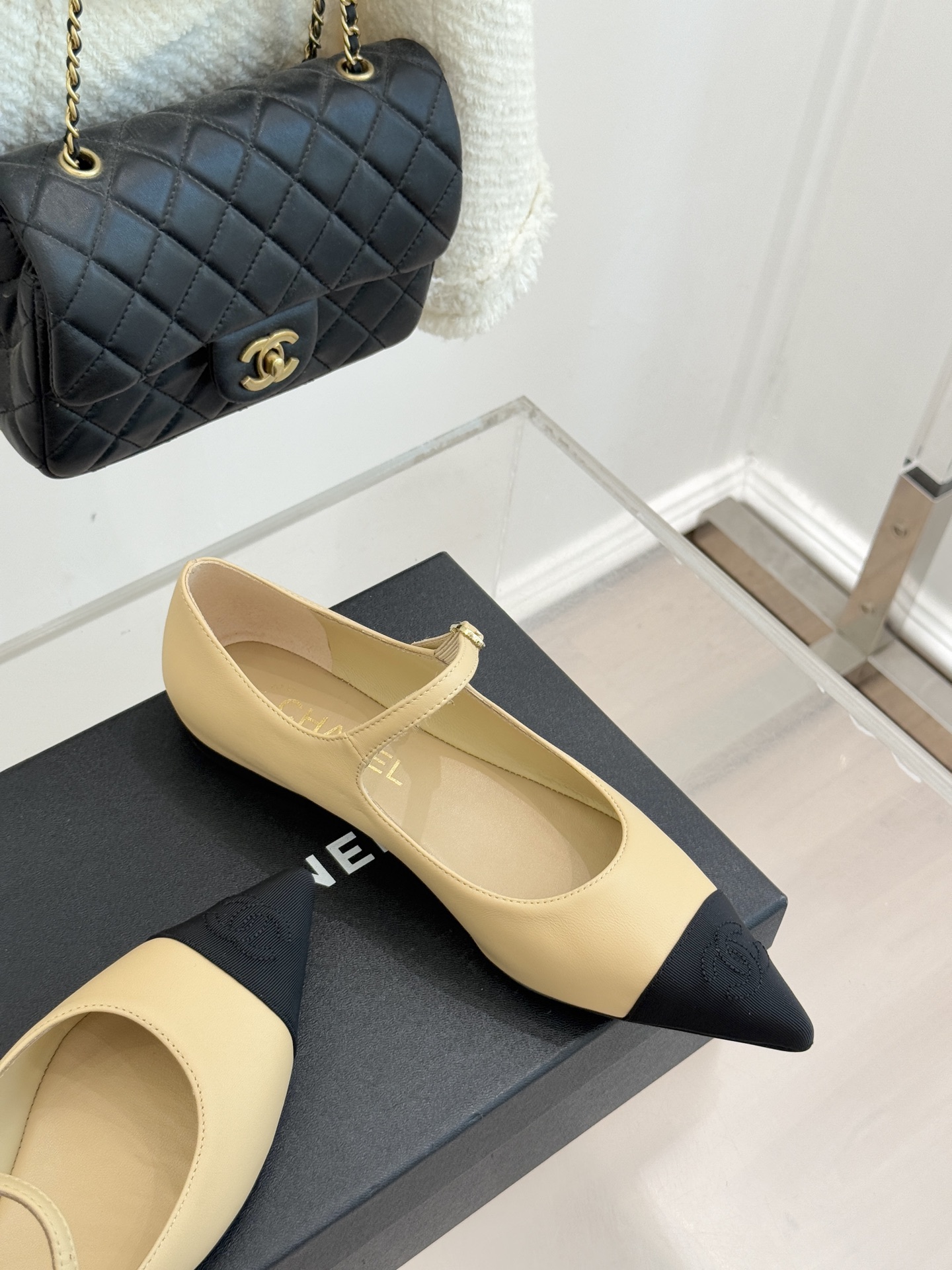 CHANE*｜小香25K拼色尖头平底玛丽珍鞋经典黑白拼色 将优雅与酷飒融合尖头设计线条利落 轻轻一穿拉长