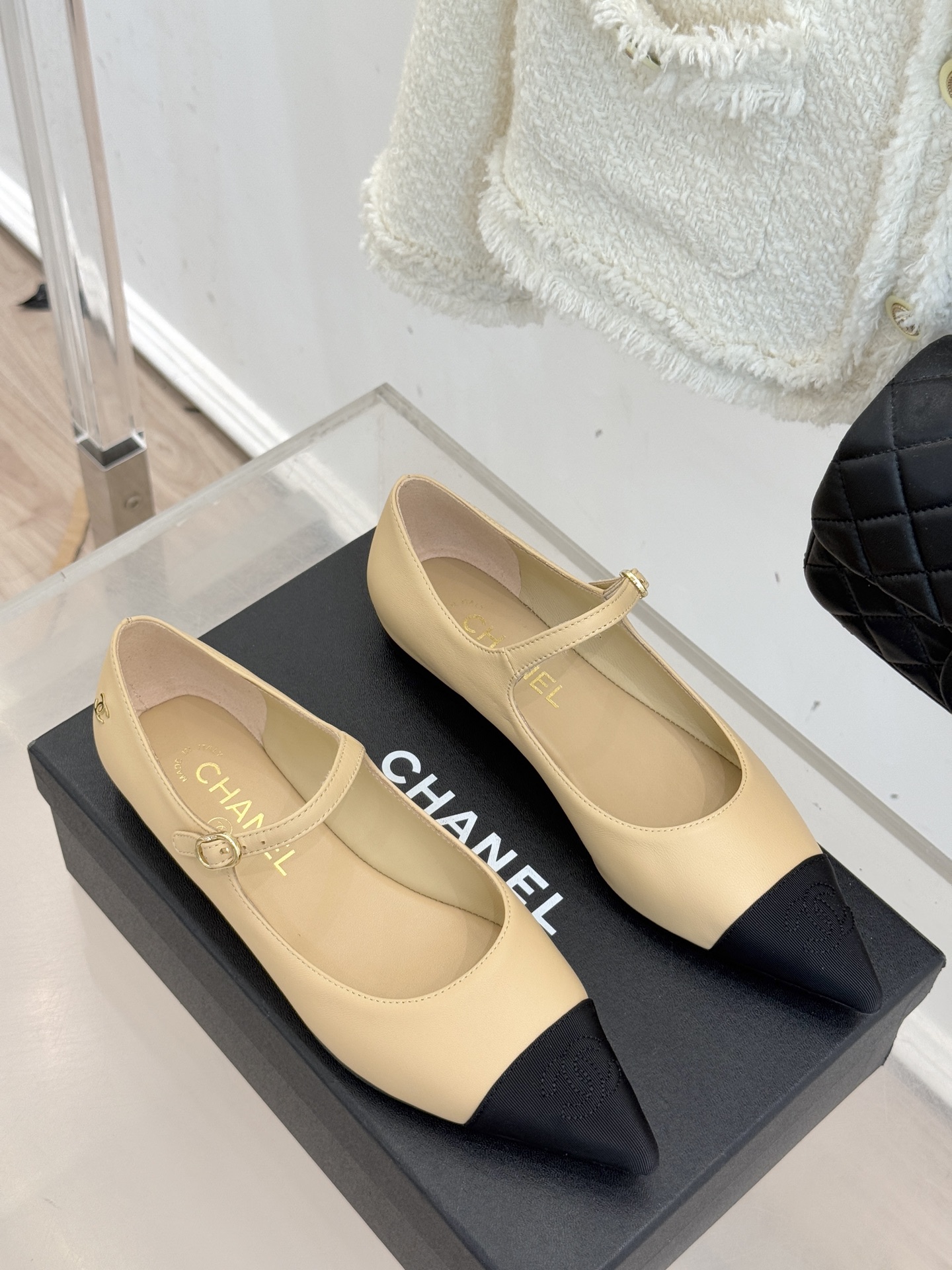 CHANE*｜小香25K拼色尖头平底玛丽珍鞋经典黑白拼色 将优雅与酷飒融合尖头设计线条利落 轻轻一穿拉长