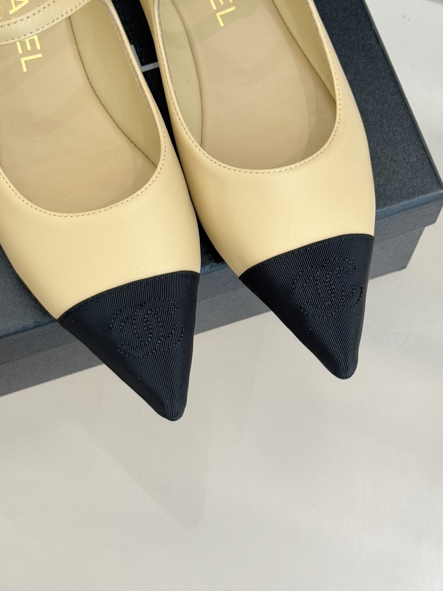 CHANE*｜小香25K拼色尖头平底玛丽珍鞋经典黑白拼色 将优雅与酷飒融合尖头设计线条利落 轻轻一穿拉长