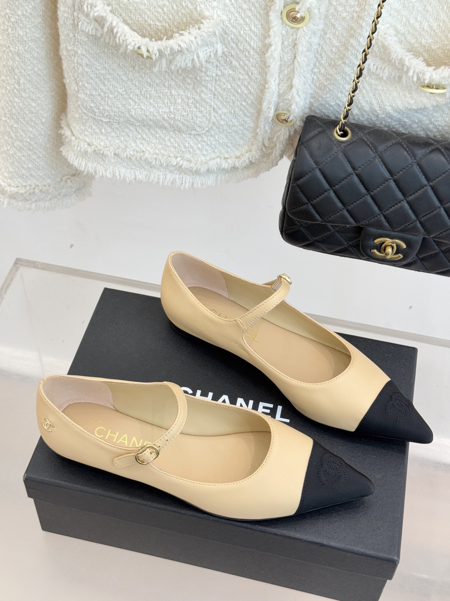 CHANE*｜小香25K拼色尖头平底玛丽珍鞋经典黑白拼色 将优雅与酷飒融合尖头设计线条利落 轻轻一穿拉长