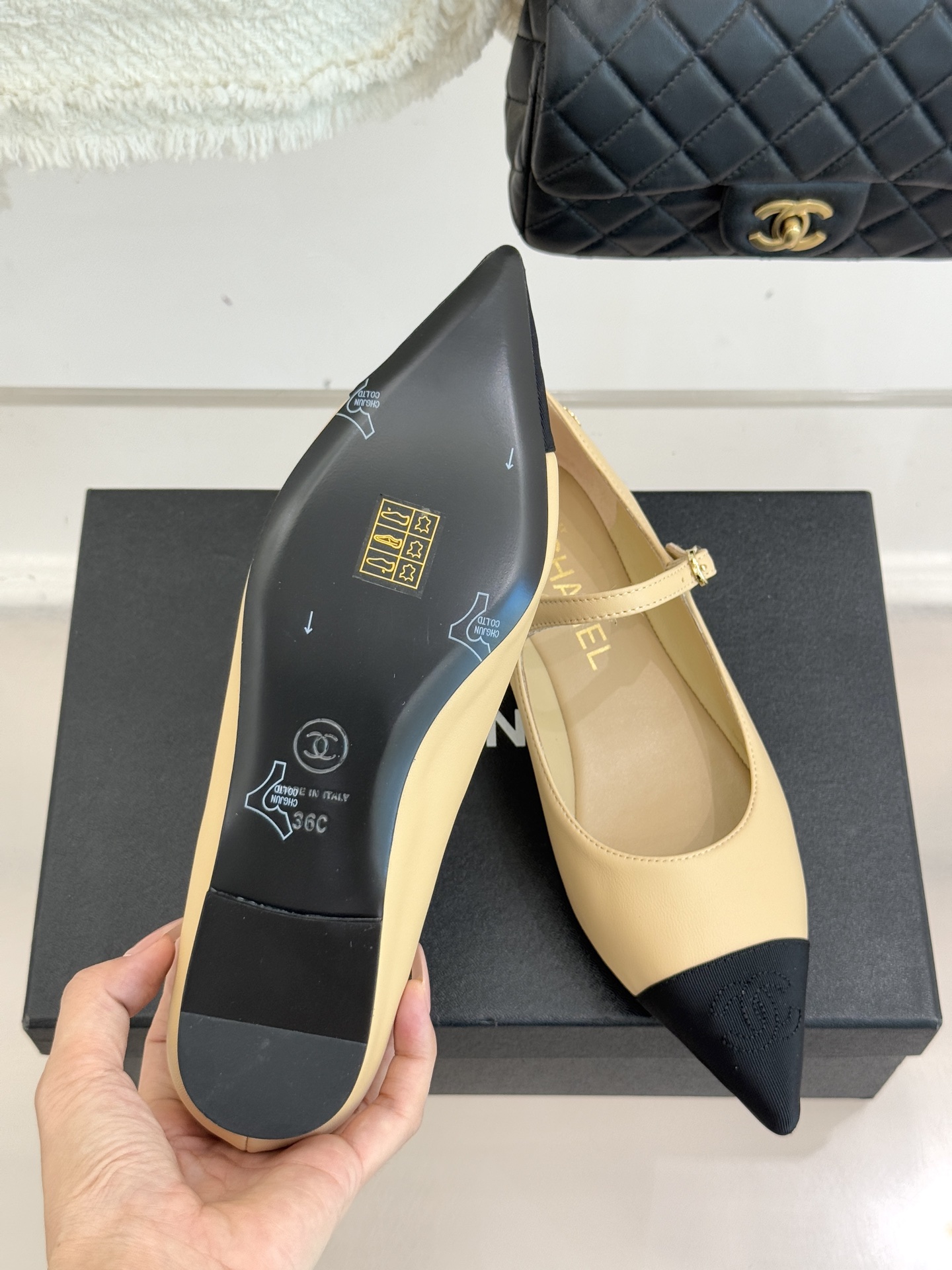 CHANE*｜小香25K拼色尖头平底玛丽珍鞋经典黑白拼色 将优雅与酷飒融合尖头设计线条利落 轻轻一穿拉长