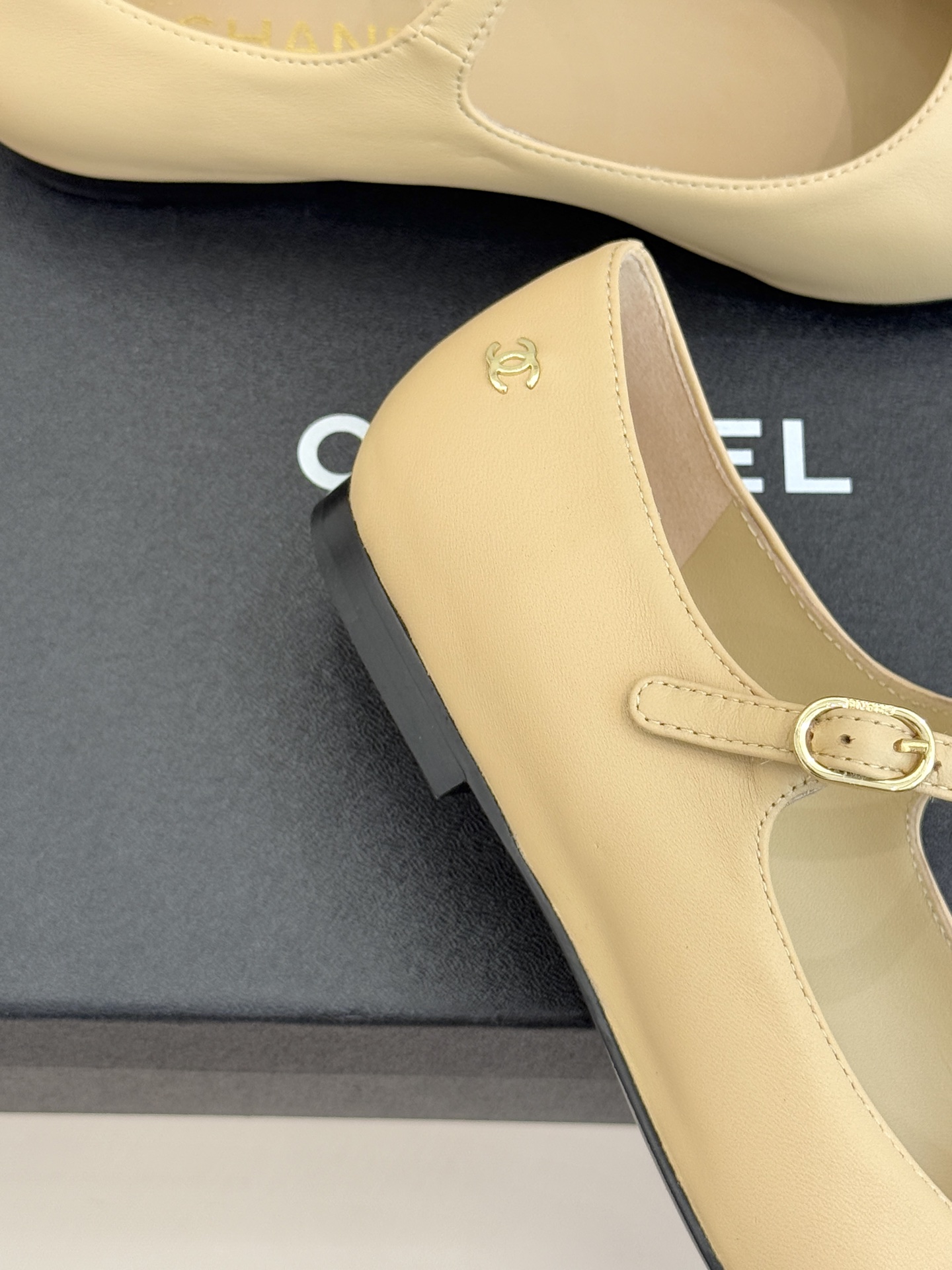 CHANE*｜小香25K拼色尖头平底玛丽珍鞋经典黑白拼色 将优雅与酷飒融合尖头设计线条利落 轻轻一穿拉长