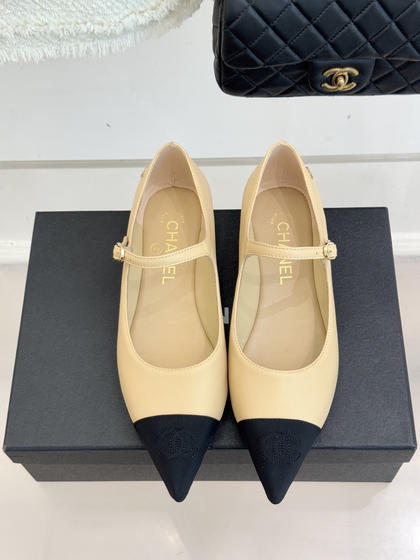 CHANE*｜小香25K拼色尖头平底玛丽珍鞋经典黑白拼色 将优雅与酷飒融合尖头设计线条利落 轻轻一穿拉长