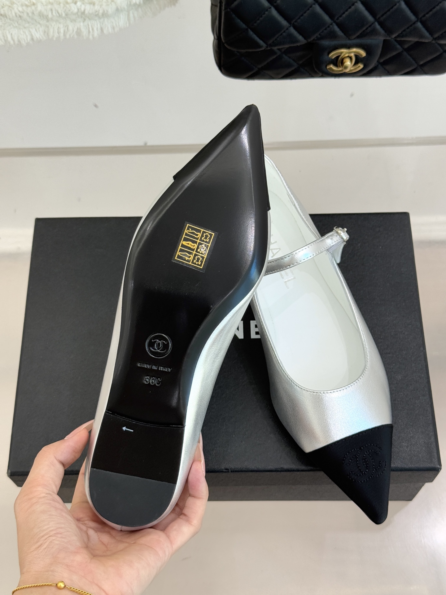 CHANE*｜小香25K拼色尖头平底玛丽珍鞋经典黑白拼色 将优雅与酷飒融合尖头设计线条利落 轻轻一穿拉长