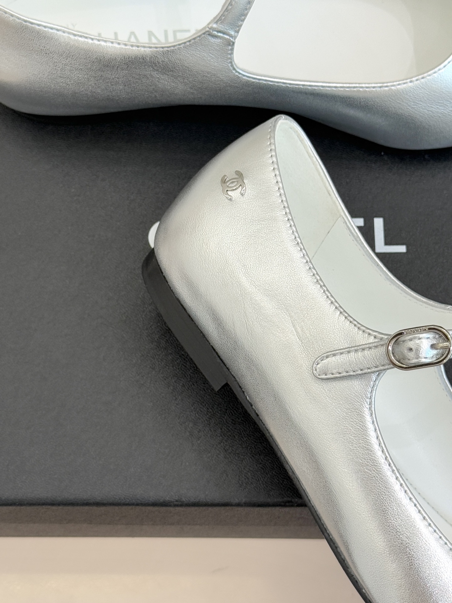 CHANE*｜小香25K拼色尖头平底玛丽珍鞋经典黑白拼色 将优雅与酷飒融合尖头设计线条利落 轻轻一穿拉长