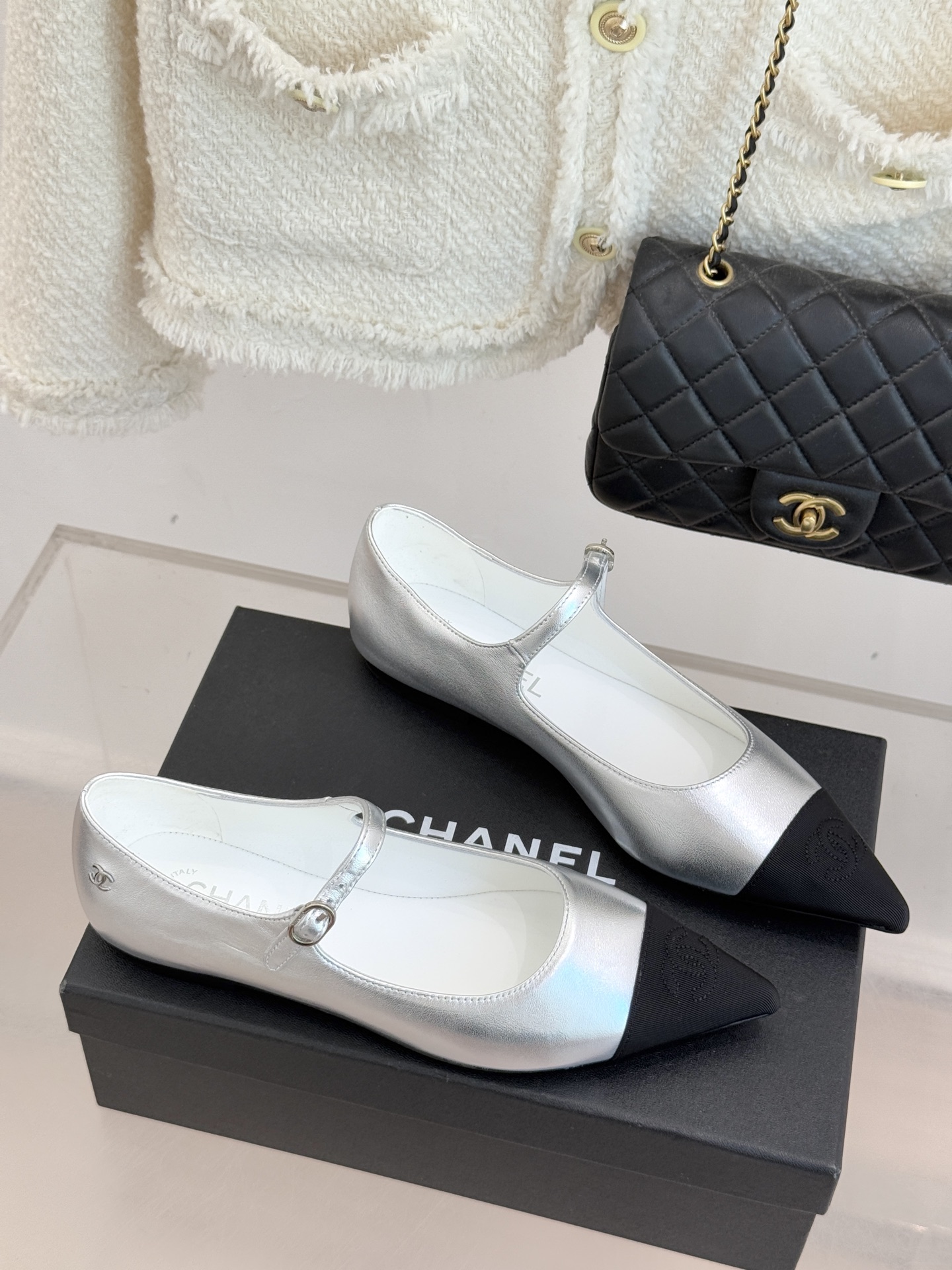 CHANE*｜小香25K拼色尖头平底玛丽珍鞋经典黑白拼色 将优雅与酷飒融合尖头设计线条利落 轻轻一穿拉长