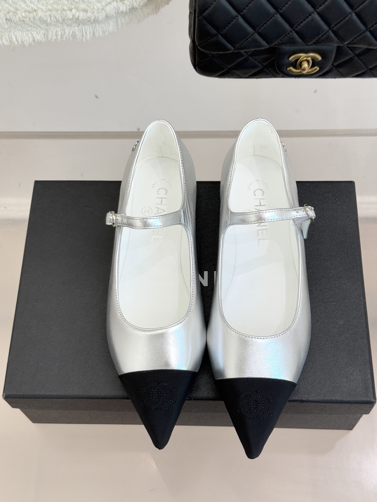 CHANE*｜小香25K拼色尖头平底玛丽珍鞋经典黑白拼色 将优雅与酷飒融合尖头设计线条利落 轻轻一穿拉长