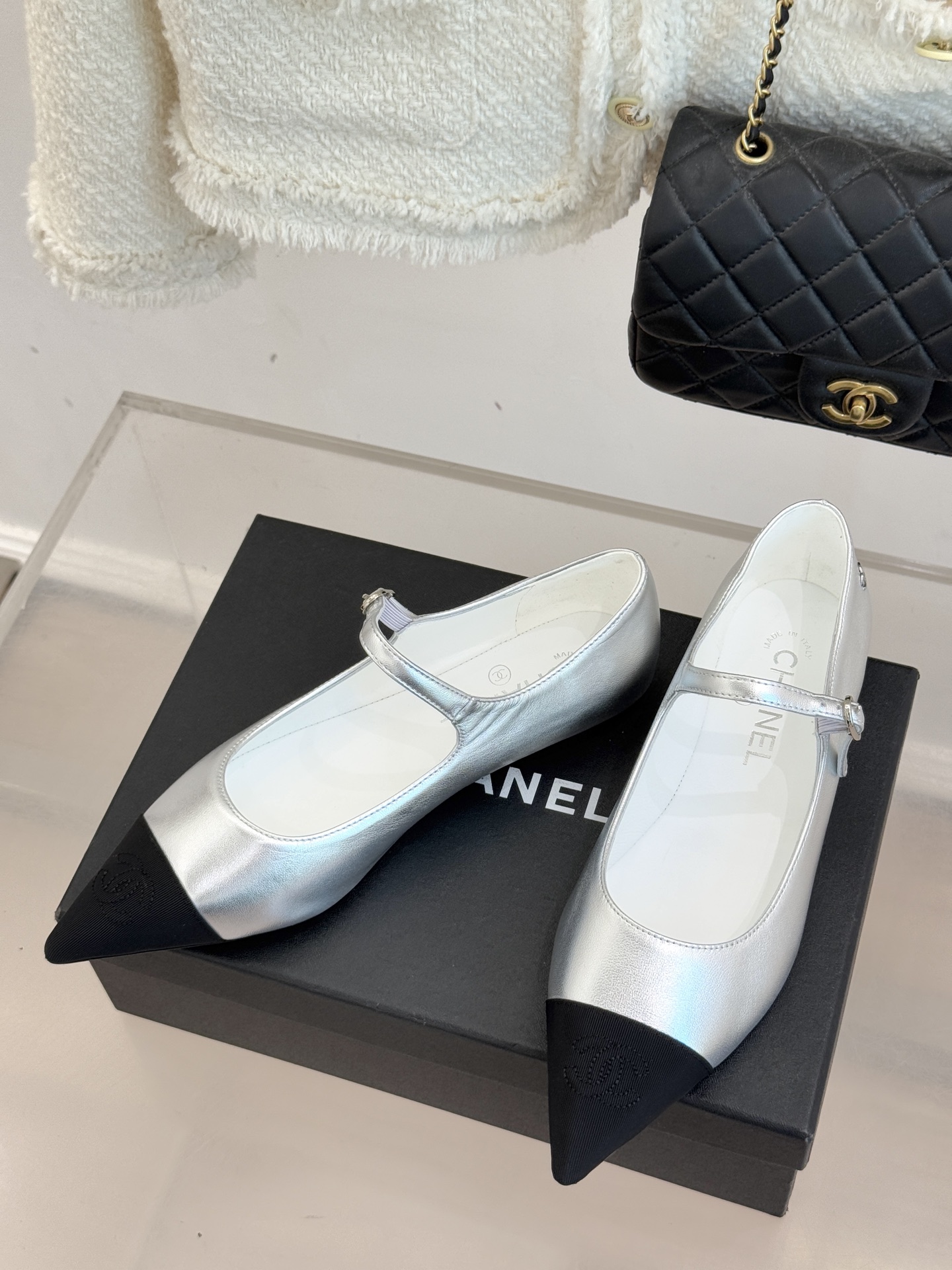 CHANE*｜小香25K拼色尖头平底玛丽珍鞋经典黑白拼色 将优雅与酷飒融合尖头设计线条利落 轻轻一穿拉长