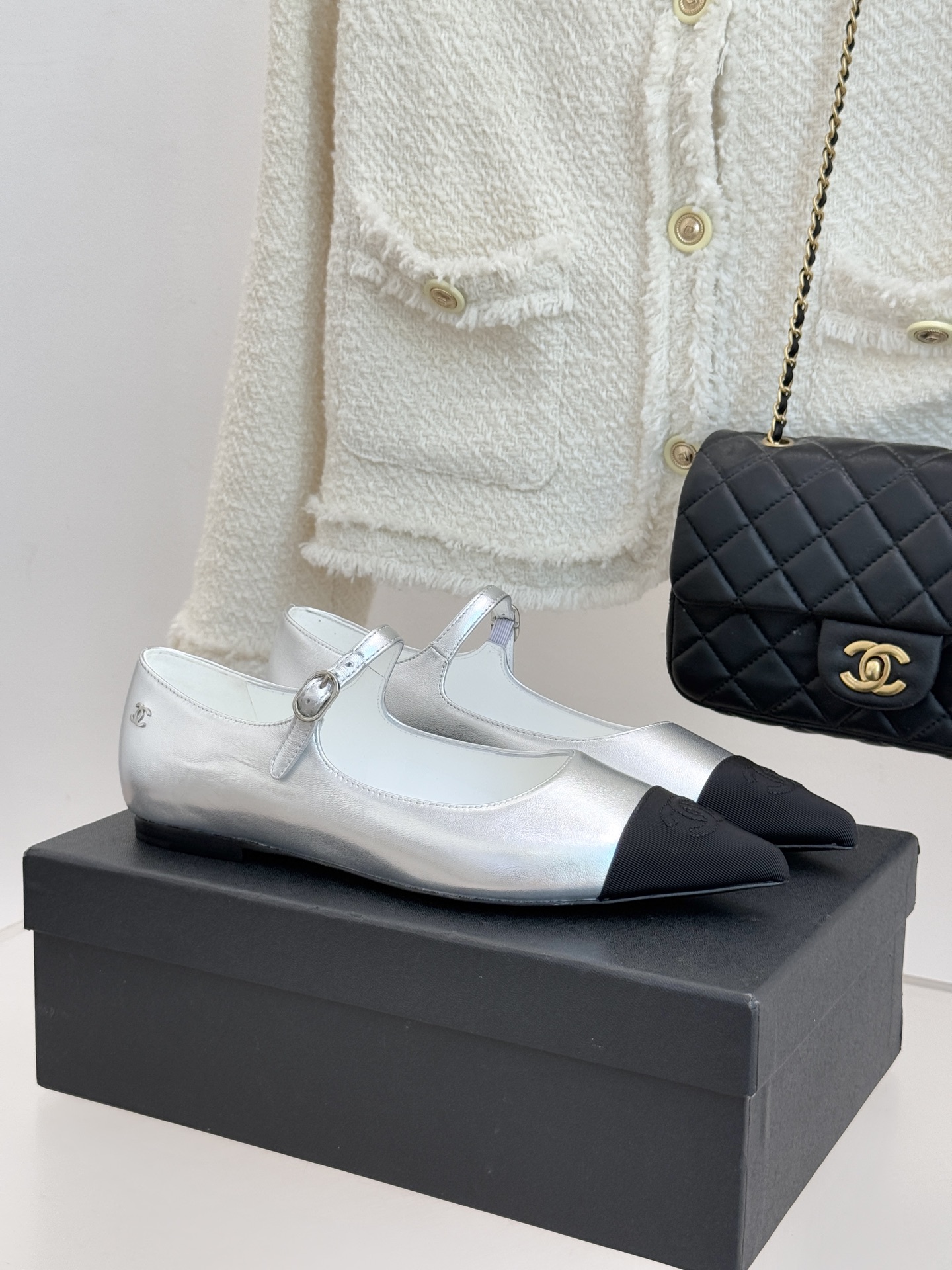 CHANE*｜小香25K拼色尖头平底玛丽珍鞋经典黑白拼色 将优雅与酷飒融合尖头设计线条利落 轻轻一穿拉长