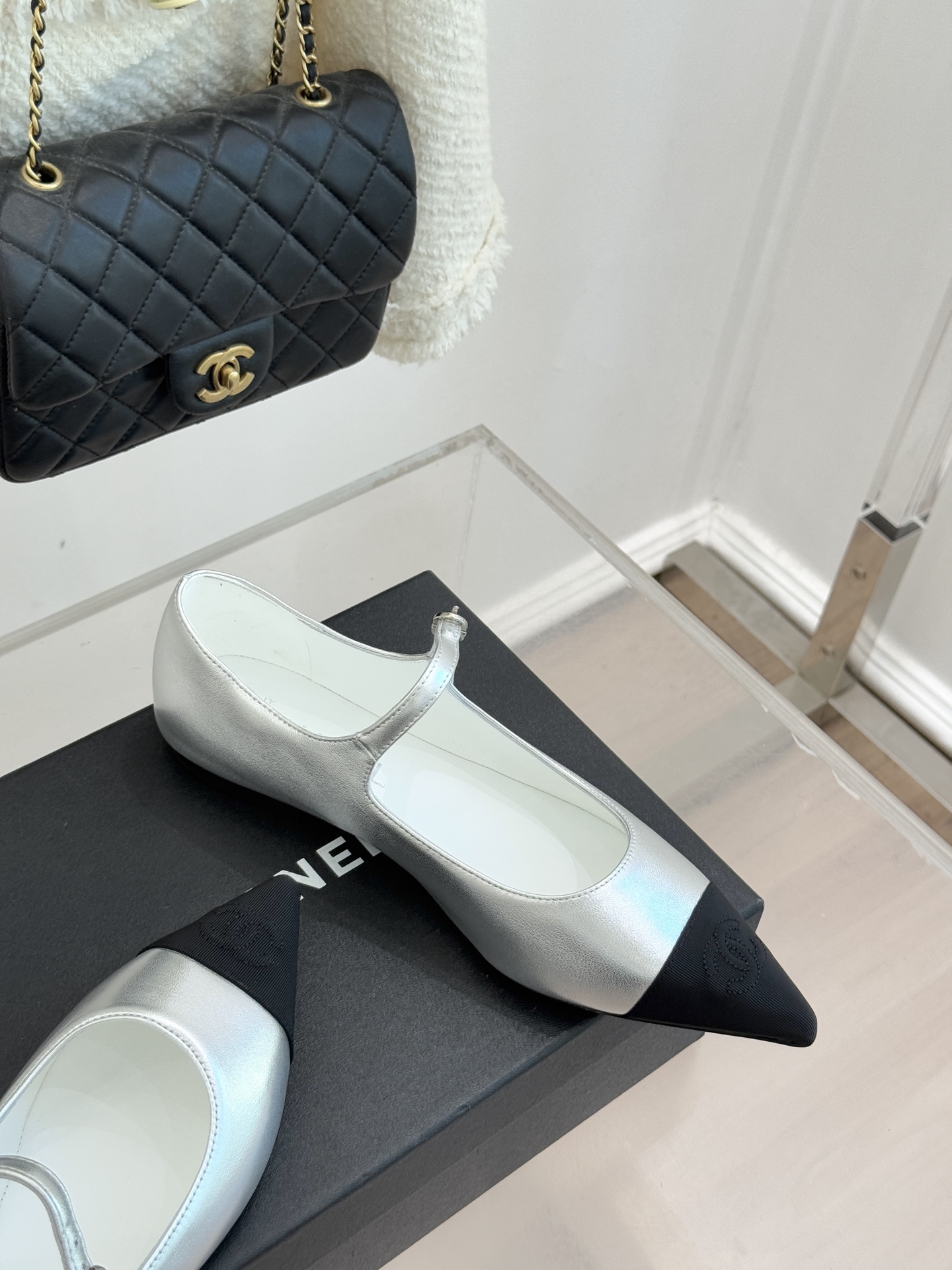 CHANE*｜小香25K拼色尖头平底玛丽珍鞋经典黑白拼色 将优雅与酷飒融合尖头设计线条利落 轻轻一穿拉长