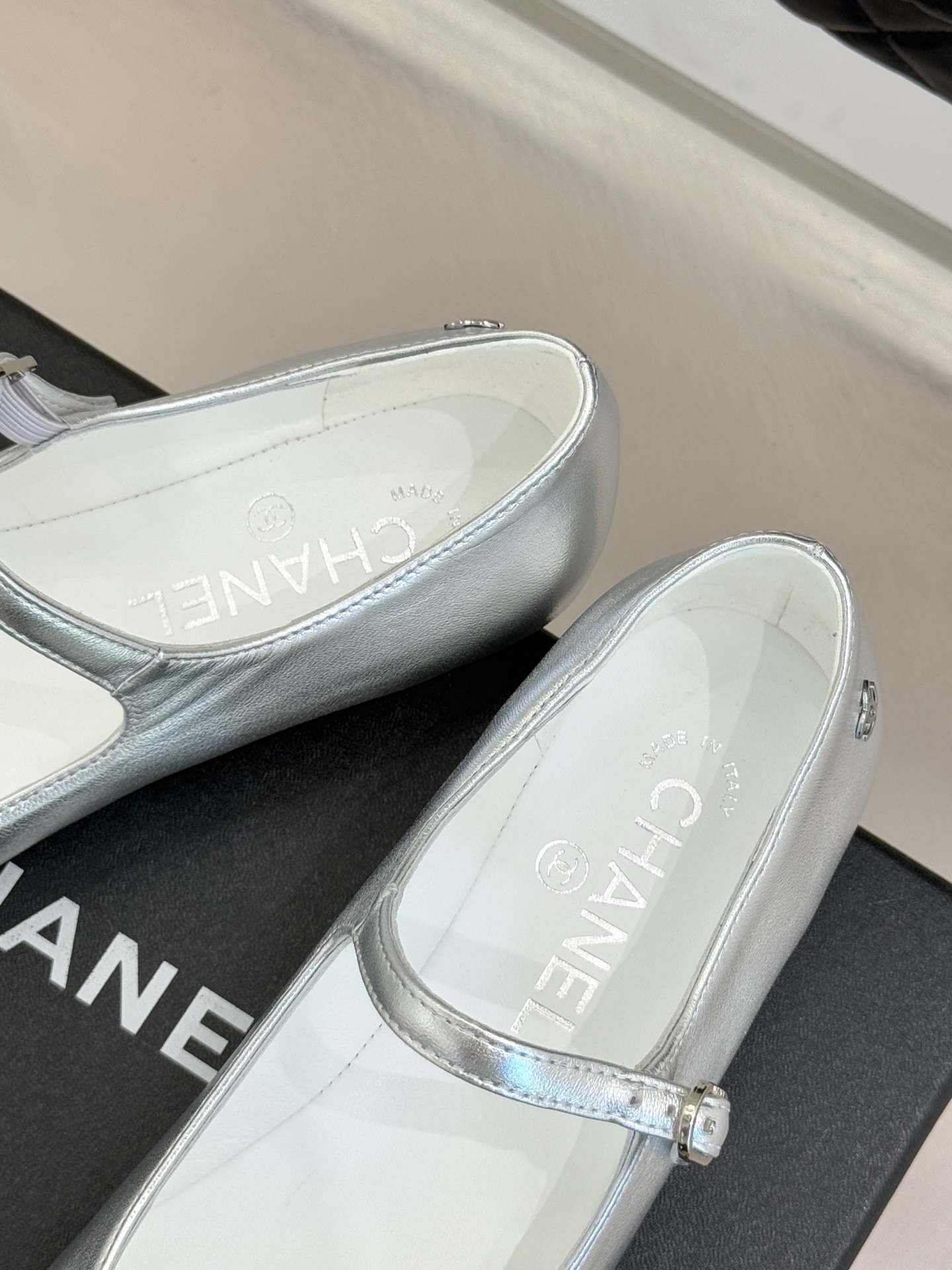 CHANE*｜小香25K拼色尖头平底玛丽珍鞋经典黑白拼色 将优雅与酷飒融合尖头设计线条利落 轻轻一穿拉长