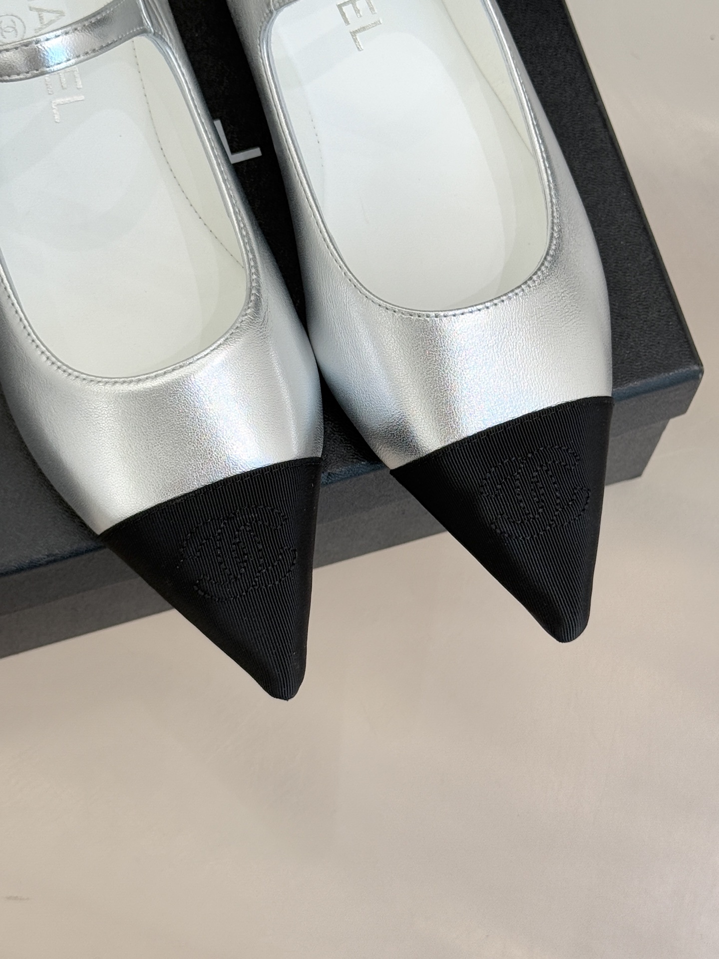 CHANE*｜小香25K拼色尖头平底玛丽珍鞋经典黑白拼色 将优雅与酷飒融合尖头设计线条利落 轻轻一穿拉长