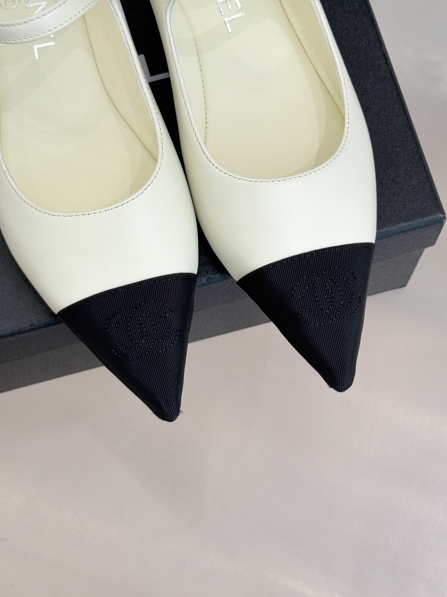 CHANE*｜小香25K拼色尖头平底玛丽珍鞋经典黑白拼色 将优雅与酷飒融合尖头设计线条利落 轻轻一穿拉长