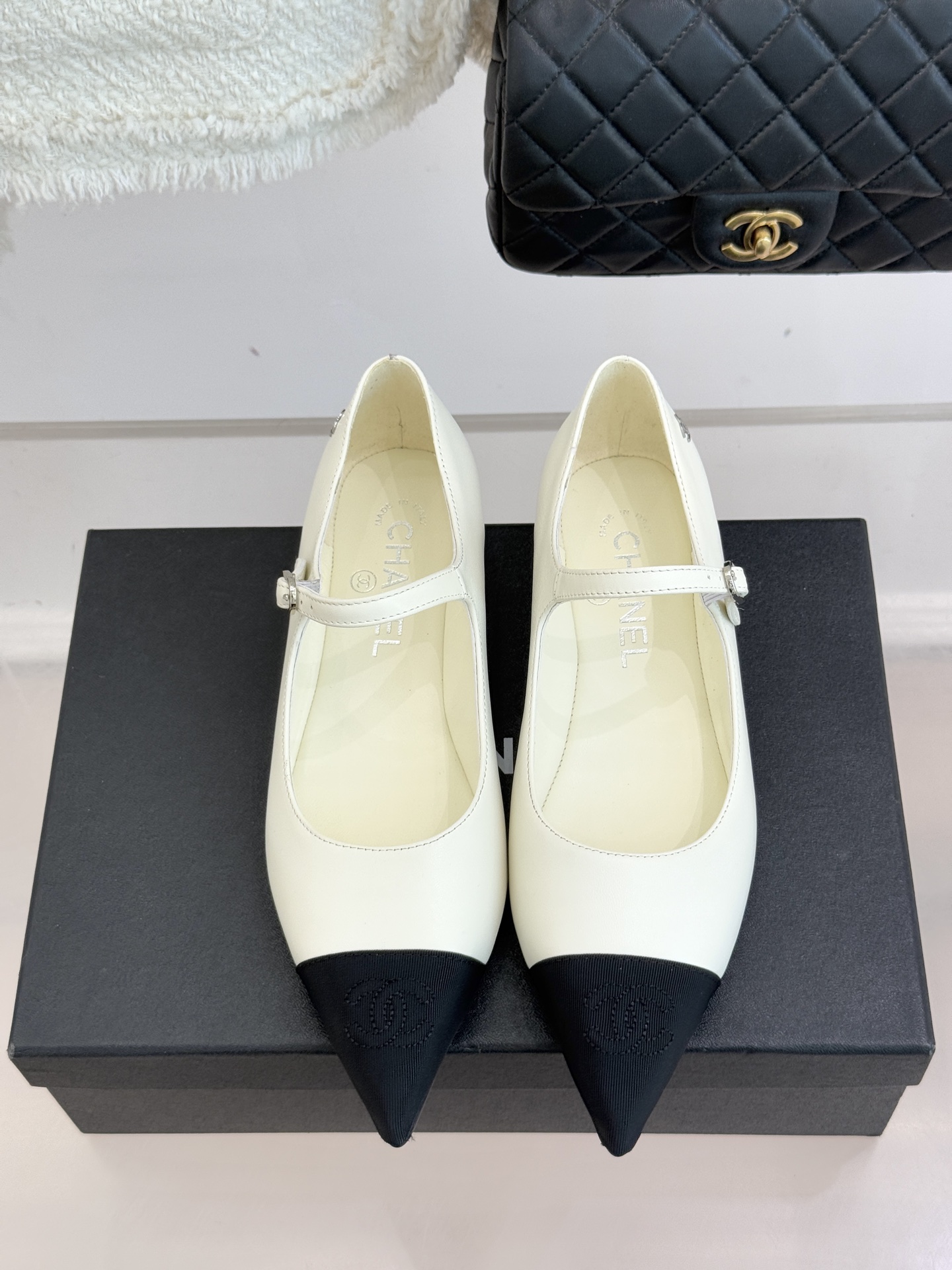 CHANE*｜小香25K拼色尖头平底玛丽珍鞋经典黑白拼色 将优雅与酷飒融合尖头设计线条利落 轻轻一穿拉长