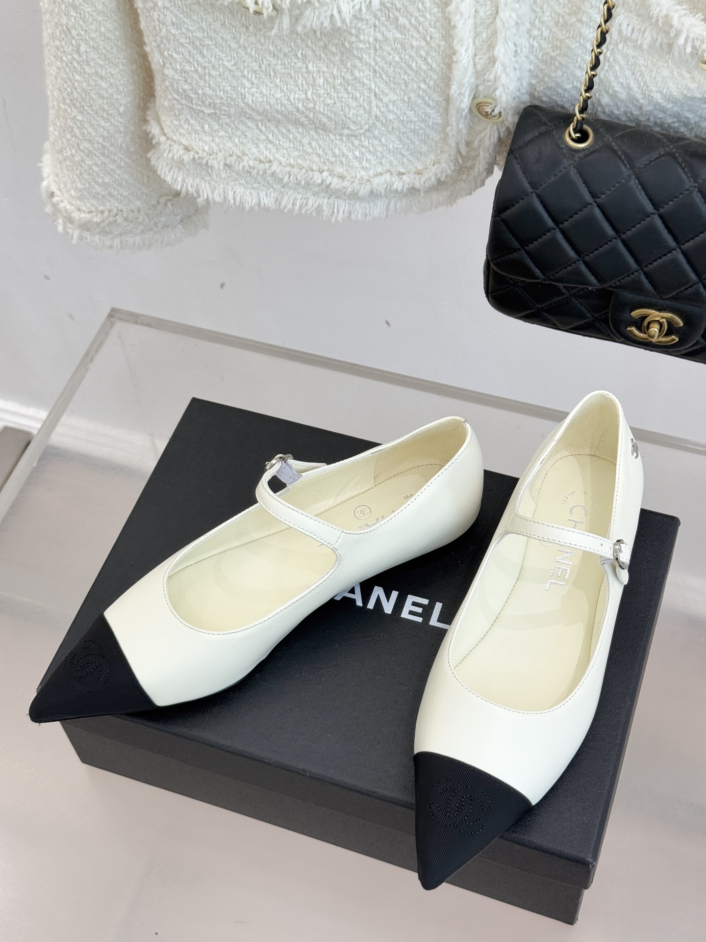 CHANE*｜小香25K拼色尖头平底玛丽珍鞋经典黑白拼色 将优雅与酷飒融合尖头设计线条利落 轻轻一穿拉长