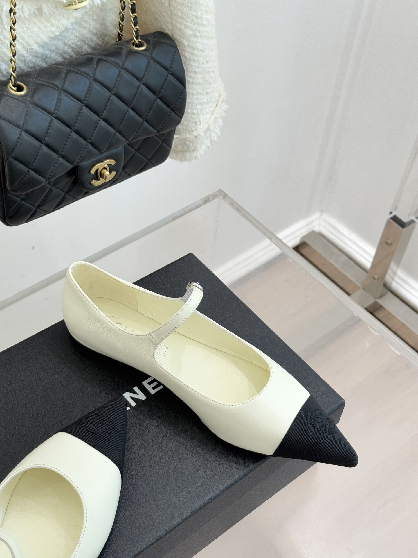 CHANE*｜小香25K拼色尖头平底玛丽珍鞋经典黑白拼色 将优雅与酷飒融合尖头设计线条利落 轻轻一穿拉长