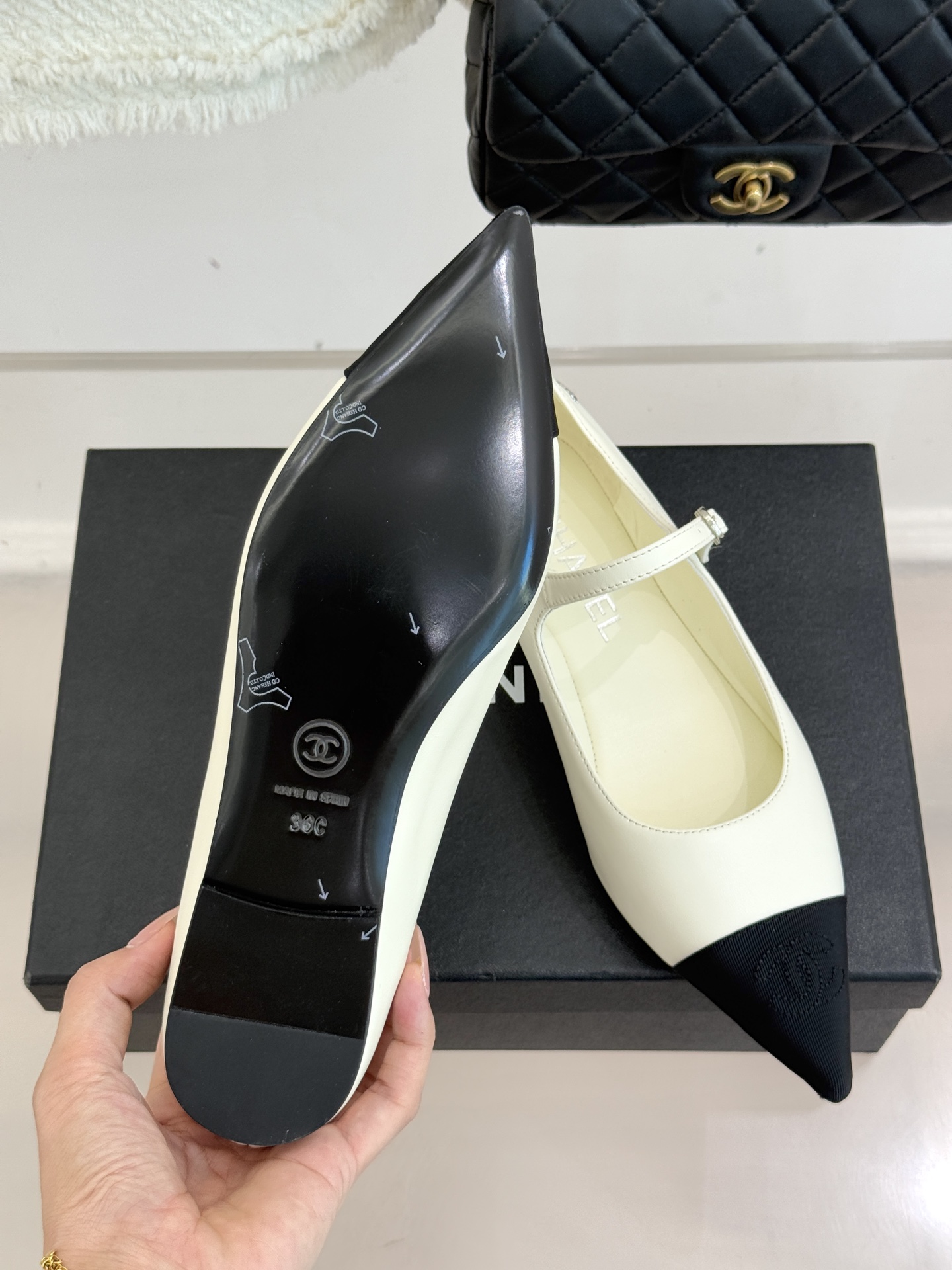 CHANE*｜小香25K拼色尖头平底玛丽珍鞋经典黑白拼色 将优雅与酷飒融合尖头设计线条利落 轻轻一穿拉长