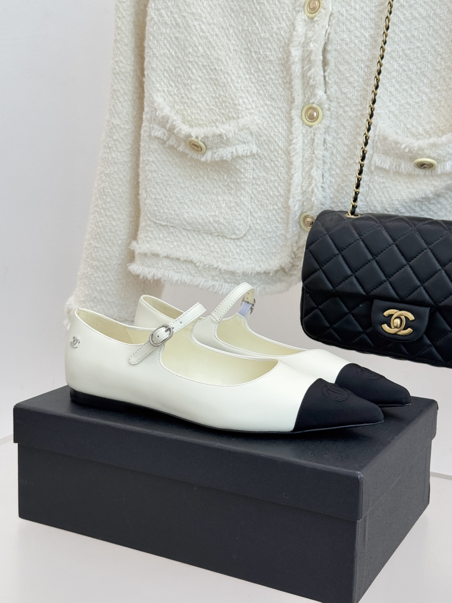 NO:560090,CHANE*｜Xiaoxiang 25K color-blocked point-toe flat Mary Jane shoes, classic black and white color-blocking, blend elegance and coolness, pointed-toe design lines are neat, wear it lightly, elongate the foot line, instantly full of fashionable aura, interpreting the charm of mature and cool urban women. Paired with suit pants, you will be a capable and neat workplace elite. Paired with a floral skirt, you will be a romantic and elegant French girl. Whether it is daily commuting, afternoon tea with besties or romantic dates.  It can be perfectly adapted to various occasions. I sincerely recommend it to you who pursue the ultimate fashion. If you own it, you will be the most dazzling fashion queen on the street!  The fabric is made of original customized lambskin, the inner pads are all silk sheepskin, and the genuine leather outsole imported from Italy size35-39 (customized 40/41), single shoes, chanel, mary jane, skirts, business suit, sheepskin, Leather soles19860909CHANE*｜小香25K拼色尖头平底玛丽珍鞋 经典黑白拼色 将优雅与酷飒融合 尖头设计线条利落 轻轻一穿 拉长脚部线条 时髦气场瞬间拉满 诠释成熟冷冽的都市女性魅力. 搭配西装裤 是干练利落的职场精英 配上碎花裙 就是浪漫优雅的法式少女. 无论是日常通勤、闺蜜下午茶还是浪漫约会 它都能完美适配 轻松拿捏各种场合. 真心推荐给追求极致时尚的你 拥有它 你就是街头最耀眼的时尚女王！ 面料采用原版定制小羊皮 内里垫脚均为丝绸羊皮 意大利进口真皮大底 size35-39（40/41定制）,单鞋,chanel,mary jane,skirts,business suit,sheepskin,Leather soles,Women's Shoes