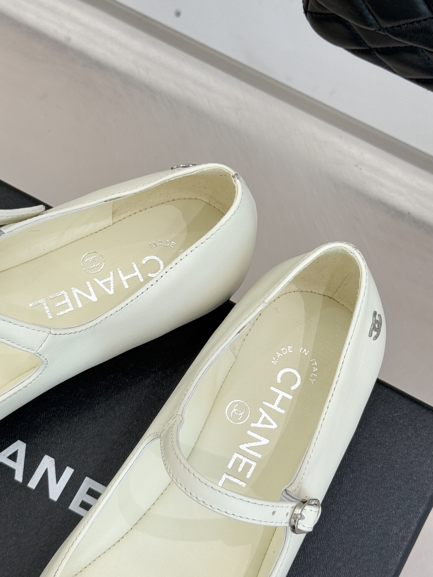 CHANE*｜小香25K拼色尖头平底玛丽珍鞋经典黑白拼色 将优雅与酷飒融合尖头设计线条利落 轻轻一穿拉长