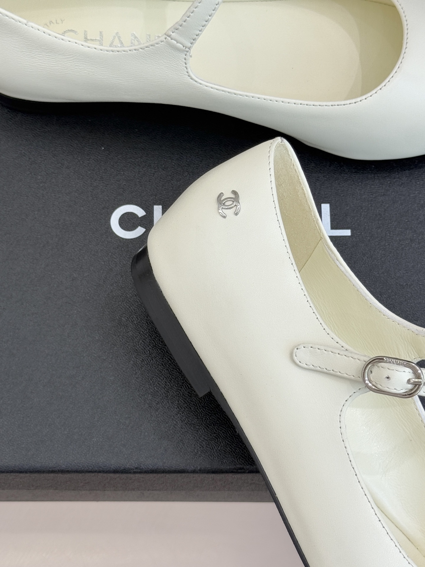 CHANE*｜小香25K拼色尖头平底玛丽珍鞋经典黑白拼色 将优雅与酷飒融合尖头设计线条利落 轻轻一穿拉长