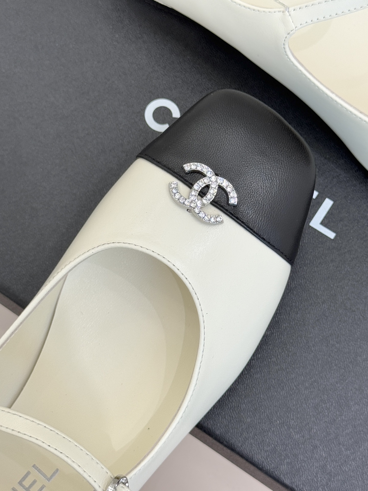 CHANE*｜小香25k新品水钻双C平底玛丽珍单鞋对它一见钟情 不夸张哦～这大概就是小香的魅力 总是很懂