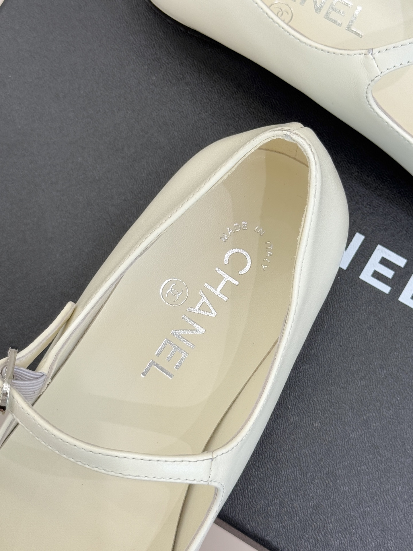 CHANE*｜小香25k新品水钻双C平底玛丽珍单鞋对它一见钟情 不夸张哦～这大概就是小香的魅力 总是很懂