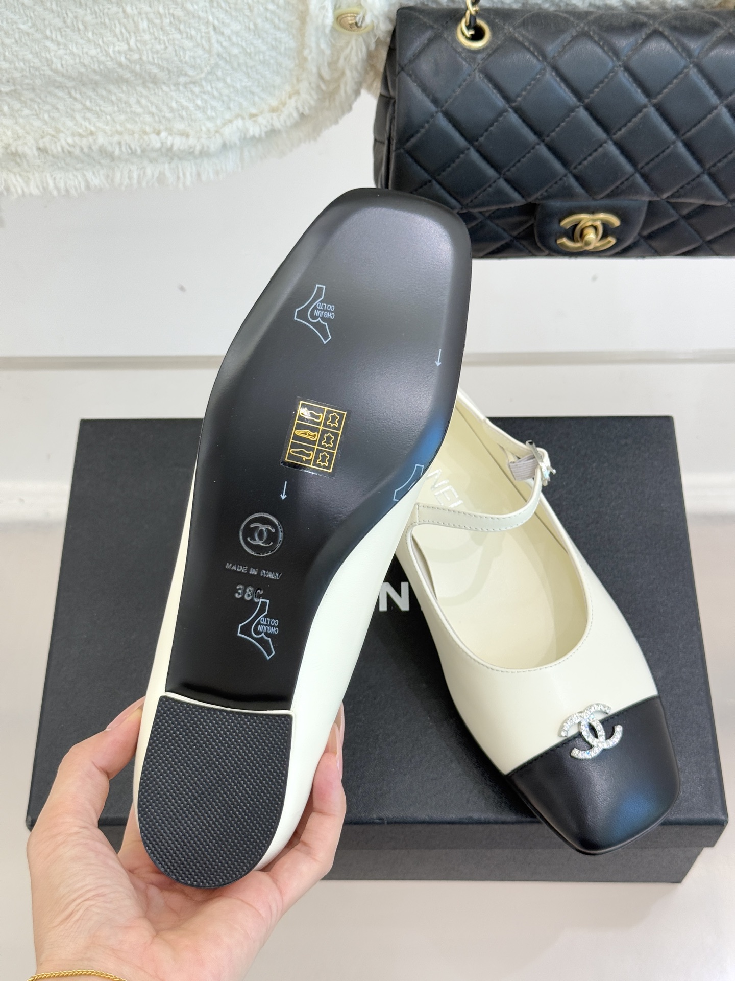 CHANE*｜小香25k新品水钻双C平底玛丽珍单鞋对它一见钟情 不夸张哦～这大概就是小香的魅力 总是很懂