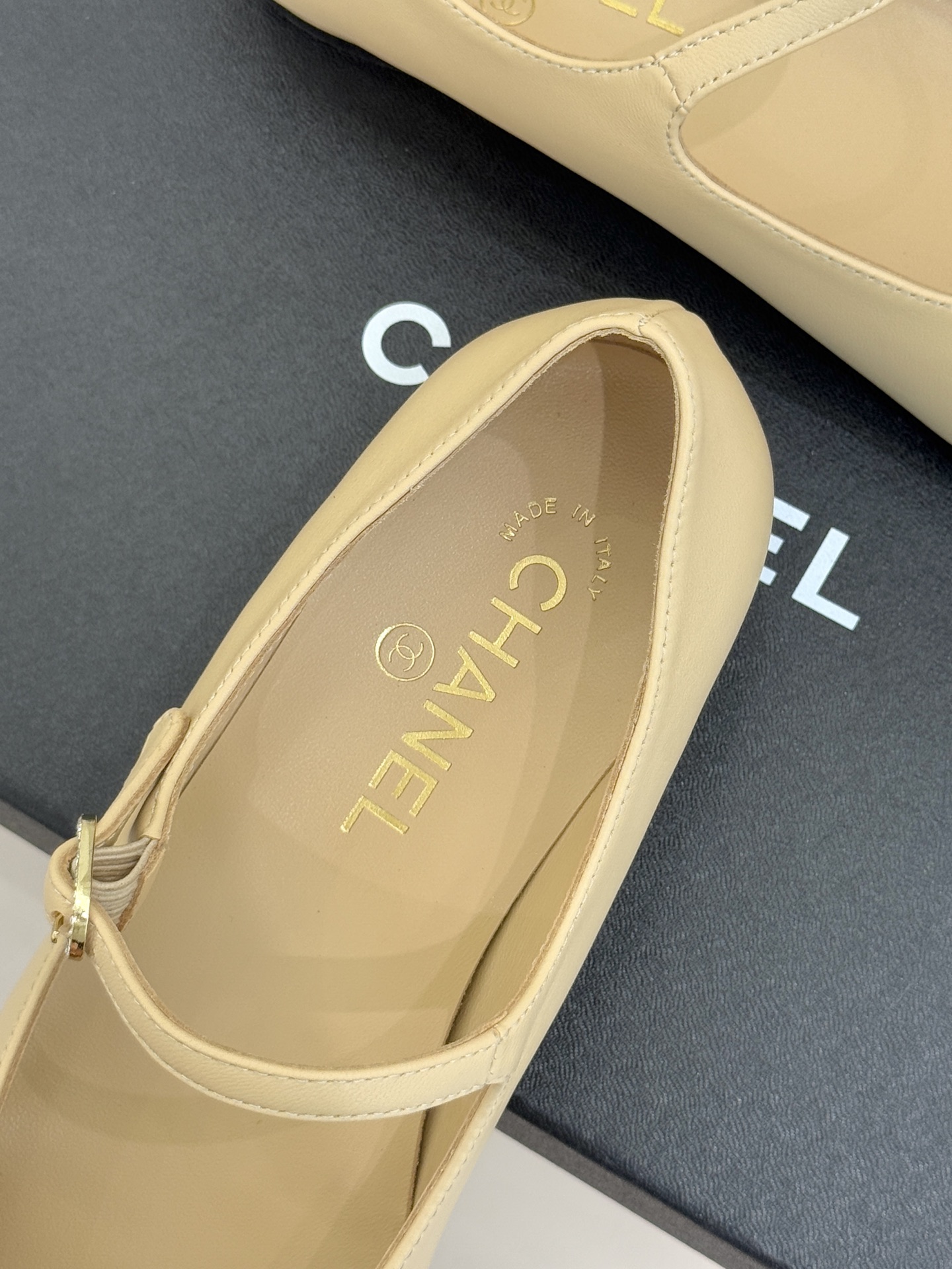 CHANE*｜小香25k新品水钻双C平底玛丽珍单鞋对它一见钟情 不夸张哦～这大概就是小香的魅力 总是很懂