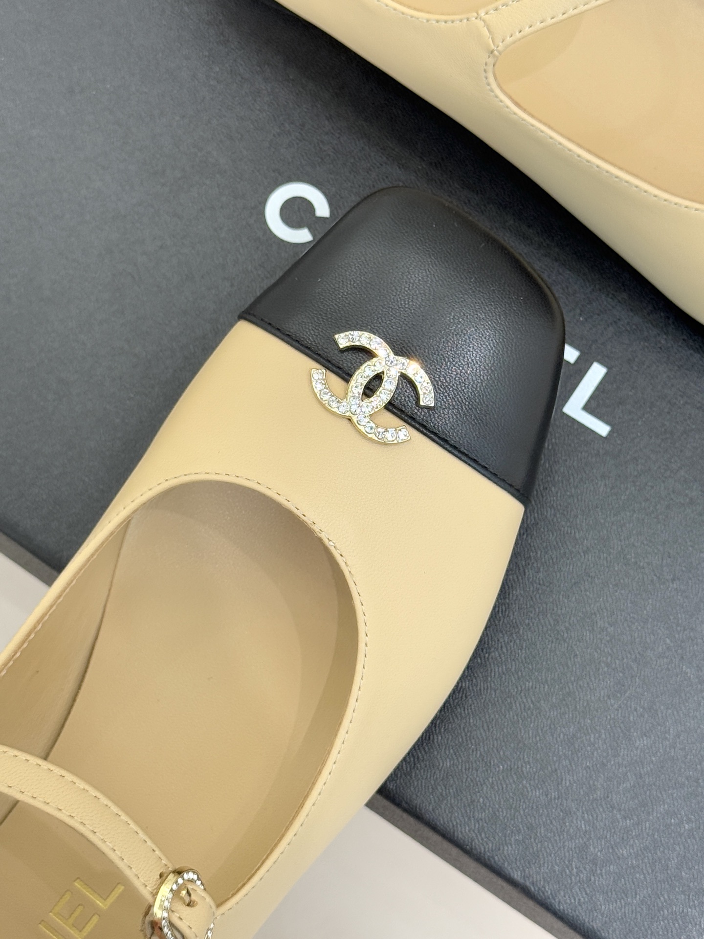 CHANE*｜小香25k新品水钻双C平底玛丽珍单鞋对它一见钟情 不夸张哦～这大概就是小香的魅力 总是很懂