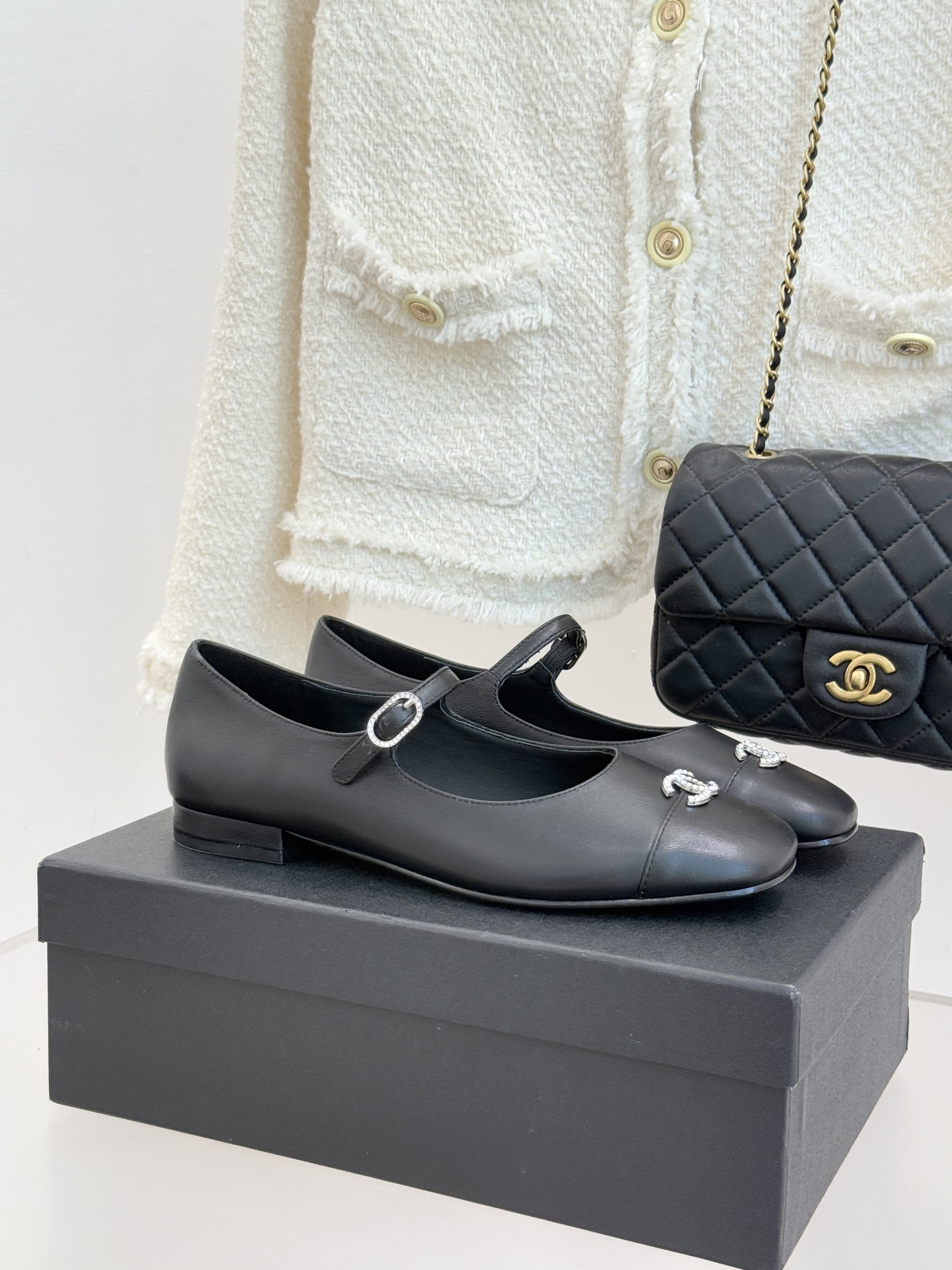 NO:560078,CHANE*｜Xiaoxiang’s 25k new rhinestone double C flat Mary Jane shoes. I fell in love with them at first sight. It’s no exaggeration~ This is probably the charm of Xiaoxiang. She always understands girls. Although she looks very cold, she has a unique feeling when paired with black stockings. It is the latest model this year. I have already started to arrange it before it is available in the counter~ I know you will like it. It also looks good on the feet. The round-pointed last is not picky about the shape of the feet. Wide and fat feet also look slimmer.  Moreover, the lambskin and patent leather are visually very impactful. The lining is made of sheepskin, which is extremely soft and comfortable ~ Italian A-grade dyed genuine leather outsole Size 35-39 (customized 40/41), single shoes, chanel, mary jane, sheepskin, Leather soles19860909CHANE*｜小香25k新品水钻双C 平底玛丽珍单鞋 对它一见钟情 不夸张哦～ 这大概就是小香的魅力 总是很懂女生 虽然看上去很冷但配上黑丝袜特有感觉 是今年的最新款来着 专柜还没上我就已经着手安排啦～ 知道你们一定会喜欢 上脚也确实好看 圆尖的楦头对脚型完全不挑 宽胖脚穿也显瘦 而且小羊皮拼接漆皮 视觉上很有冲击感 内里是羊皮材质 巨柔软巨舒服哦～ 意大利A级透染真皮大底 Size35-39（40/41定制）,单鞋,chanel,mary jane,sheepskin,Leather soles,Women's Shoes