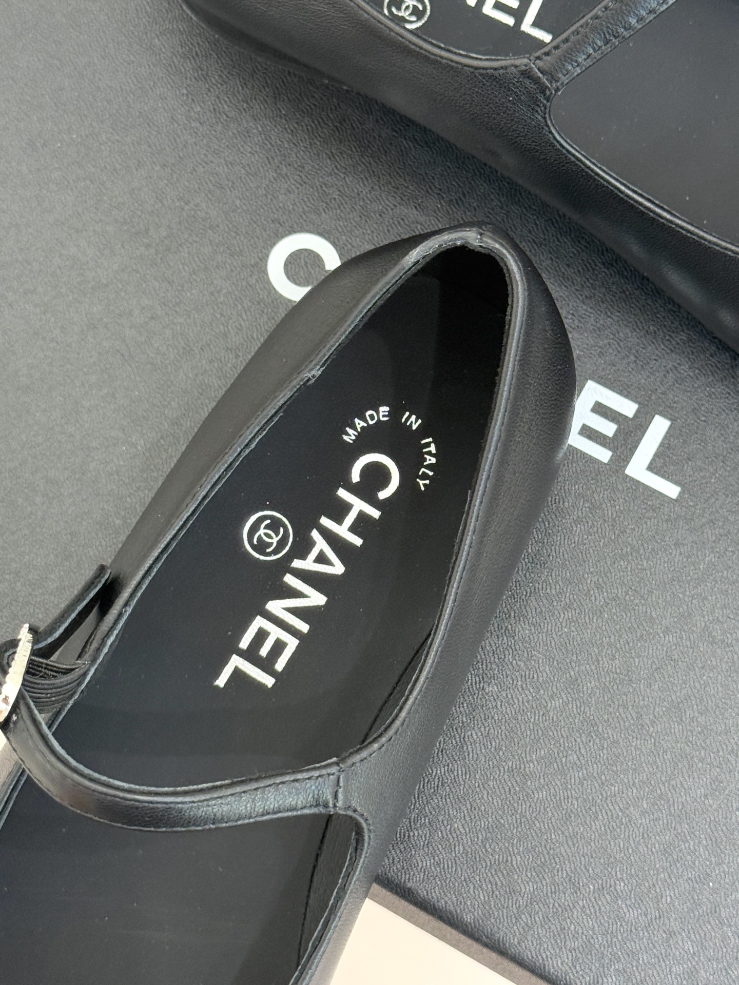 CHANE*｜小香25k新品水钻双C平底玛丽珍单鞋对它一见钟情 不夸张哦～这大概就是小香的魅力 总是很懂