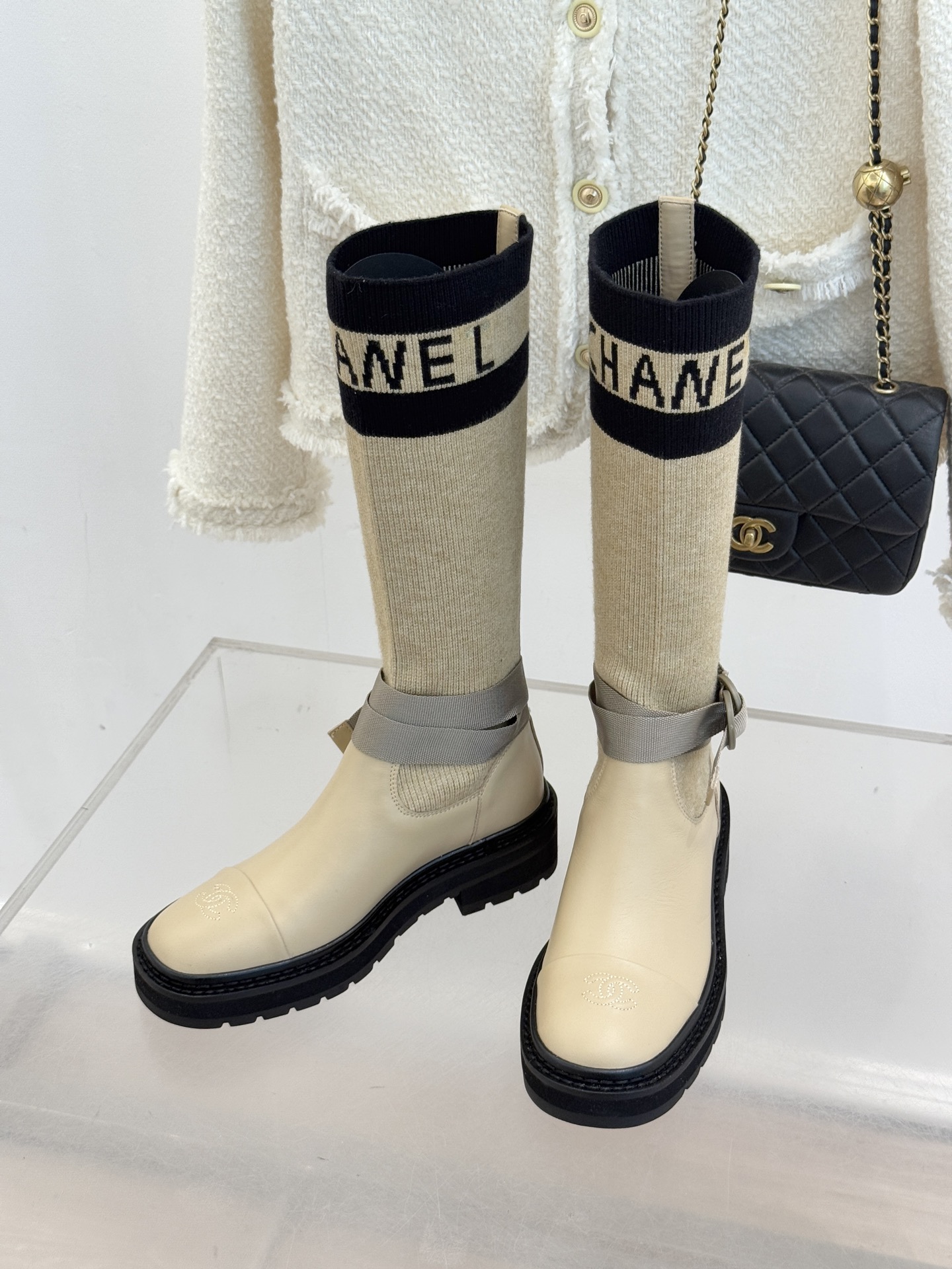 CHANE*｜小香经典字母双C厚底袜子靴延续1925年创立的经典设计基因简洁线条中透着无需言说的奢牌辨识