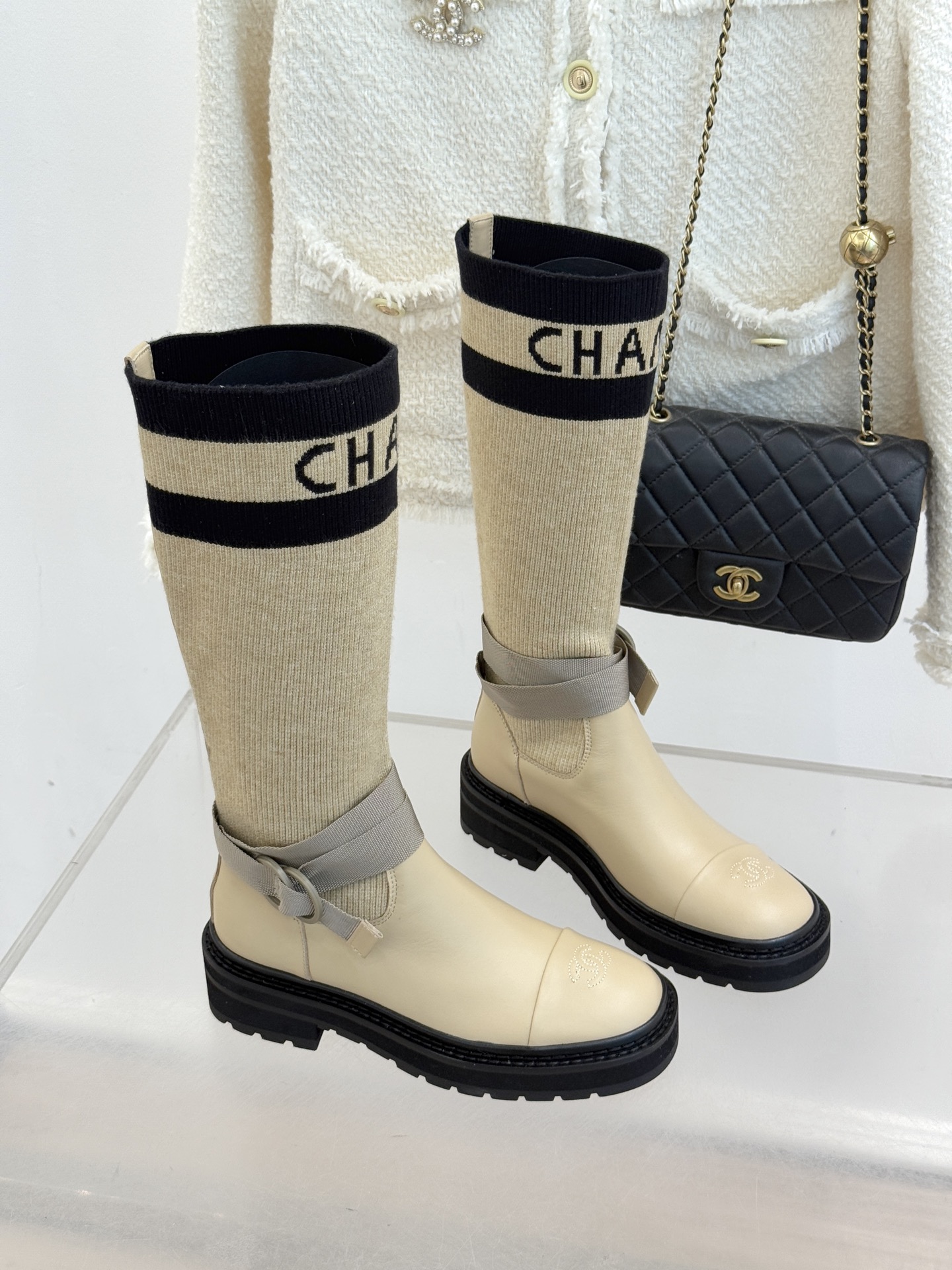 CHANE*｜小香经典字母双C厚底袜子靴延续1925年创立的经典设计基因简洁线条中透着无需言说的奢牌辨识