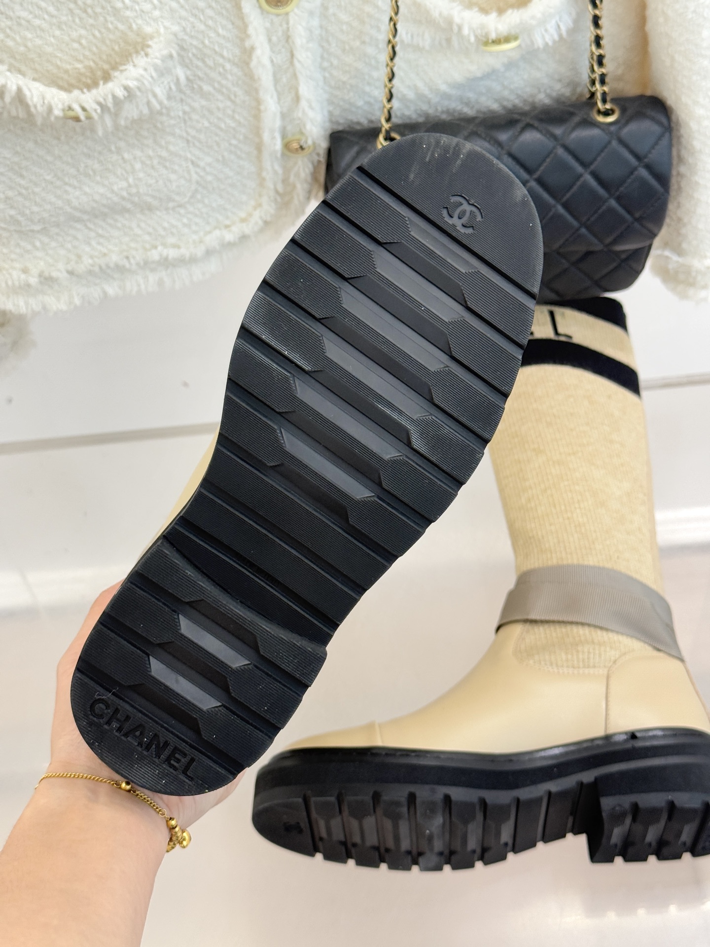 CHANE*｜小香经典字母双C厚底袜子靴延续1925年创立的经典设计基因简洁线条中透着无需言说的奢牌辨识